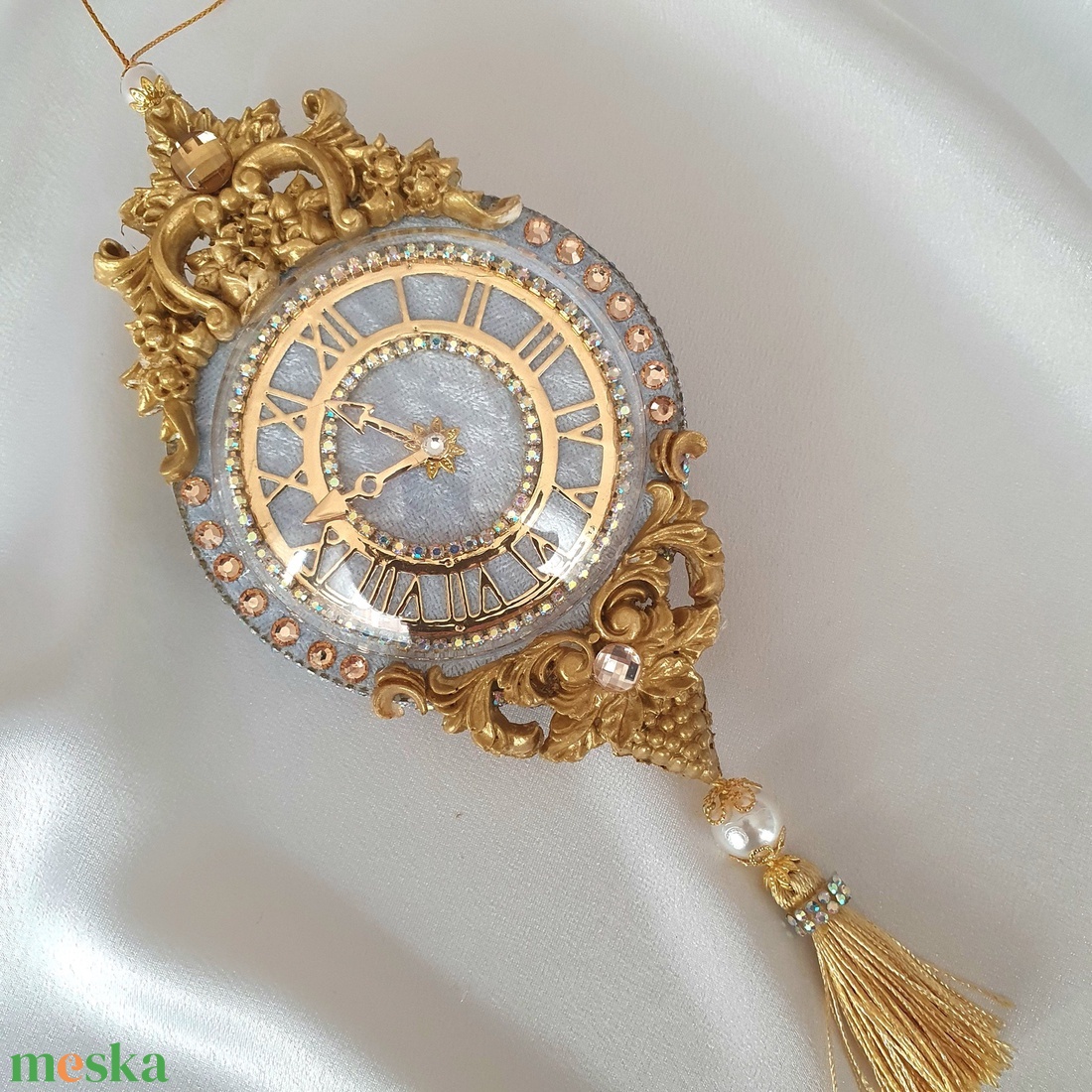 Kézzel készített égkék bársony karácsonyi óra 8 cm vintage karácsonyfadísz, limitált kiadás, elegáns dekoráció - karácsony - karácsonyi lakásdekoráció - karácsonyfadíszek - Meska.hu Kézzel készített égkék bársony karácsonyi óra 8 cm vintage karácsonyfadísz, limitált kiadás, elegáns dekoráció - karácsony - karácsonyi lakásdekoráció - karácsonyfadíszek - Meska.hu