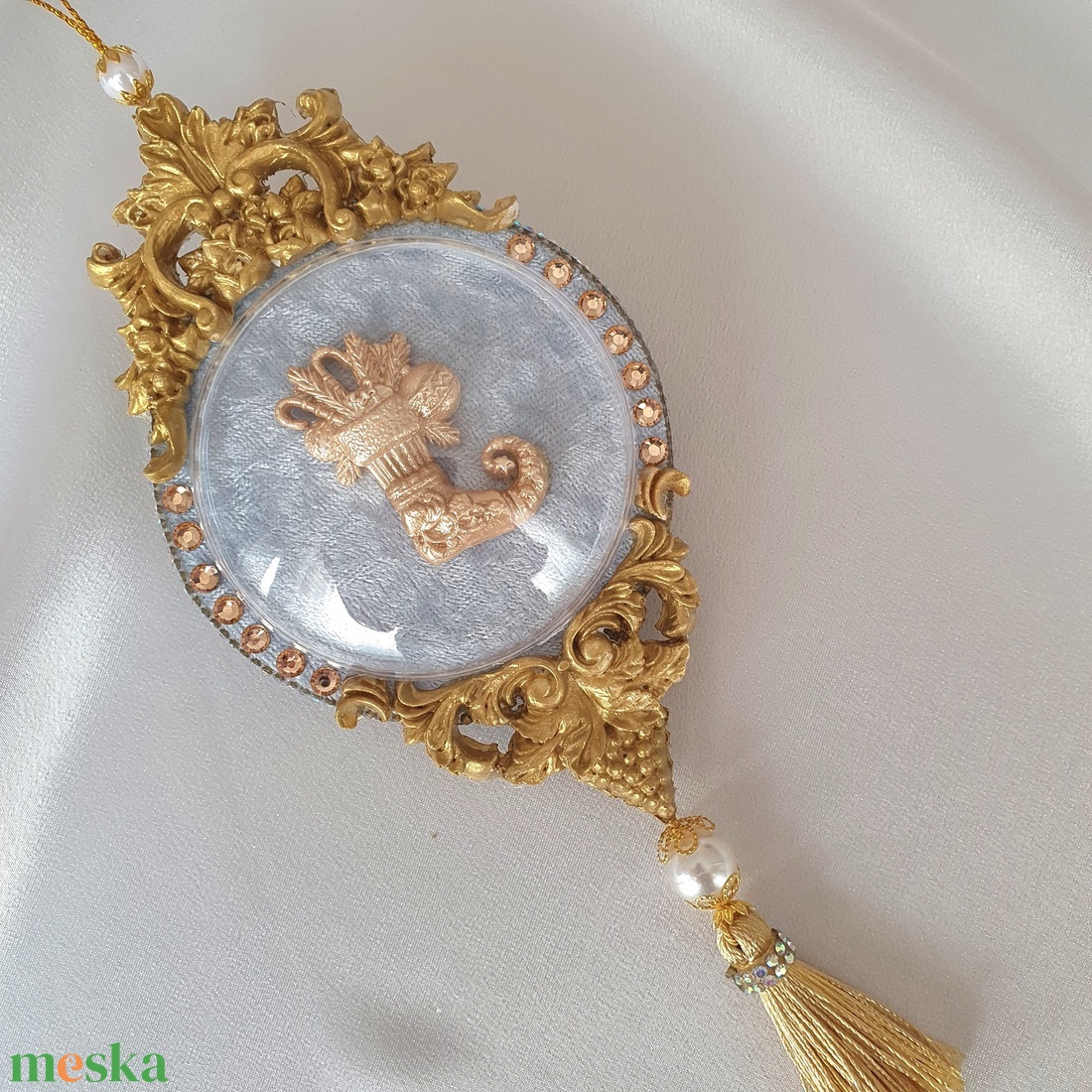 Kézzel készített égkék bársony karácsonyi óra 8 cm vintage karácsonyfadísz, limitált kiadás, elegáns dekoráció - karácsony - karácsonyi lakásdekoráció - karácsonyfadíszek - Meska.hu Kézzel készített égkék bársony karácsonyi óra 8 cm vintage karácsonyfadísz, limitált kiadás, elegáns dekoráció - karácsony - karácsonyi lakásdekoráció - karácsonyfadíszek - Meska.hu