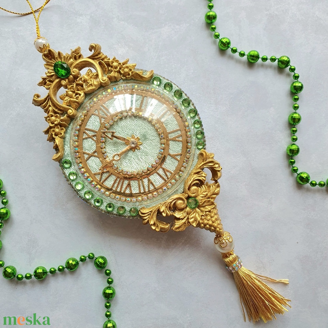Kézzel készített menta zöld bársony karácsonyi óra 8 cm vintage, barokk stílusú, limitált kiadású karácsonyfadísz - karácsony - karácsonyi lakásdekoráció - karácsonyfadíszek - Meska.hu Kézzel készített menta zöld bársony karácsonyi óra 8 cm vintage, barokk stílusú, limitált kiadású karácsonyfadísz - karácsony - karácsonyi lakásdekoráció - karácsonyfadíszek - Meska.hu