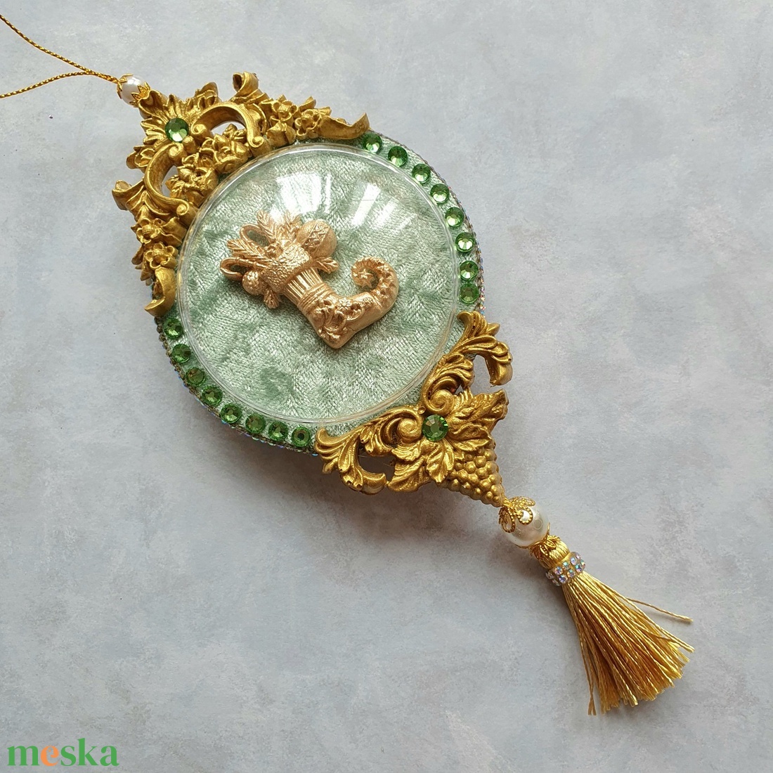 Kézzel készített menta zöld bársony karácsonyi óra 8 cm vintage, barokk stílusú, limitált kiadású karácsonyfadísz - karácsony - karácsonyi lakásdekoráció - karácsonyfadíszek - Meska.hu Kézzel készített menta zöld bársony karácsonyi óra 8 cm vintage, barokk stílusú, limitált kiadású karácsonyfadísz - karácsony - karácsonyi lakásdekoráció - karácsonyfadíszek - Meska.hu