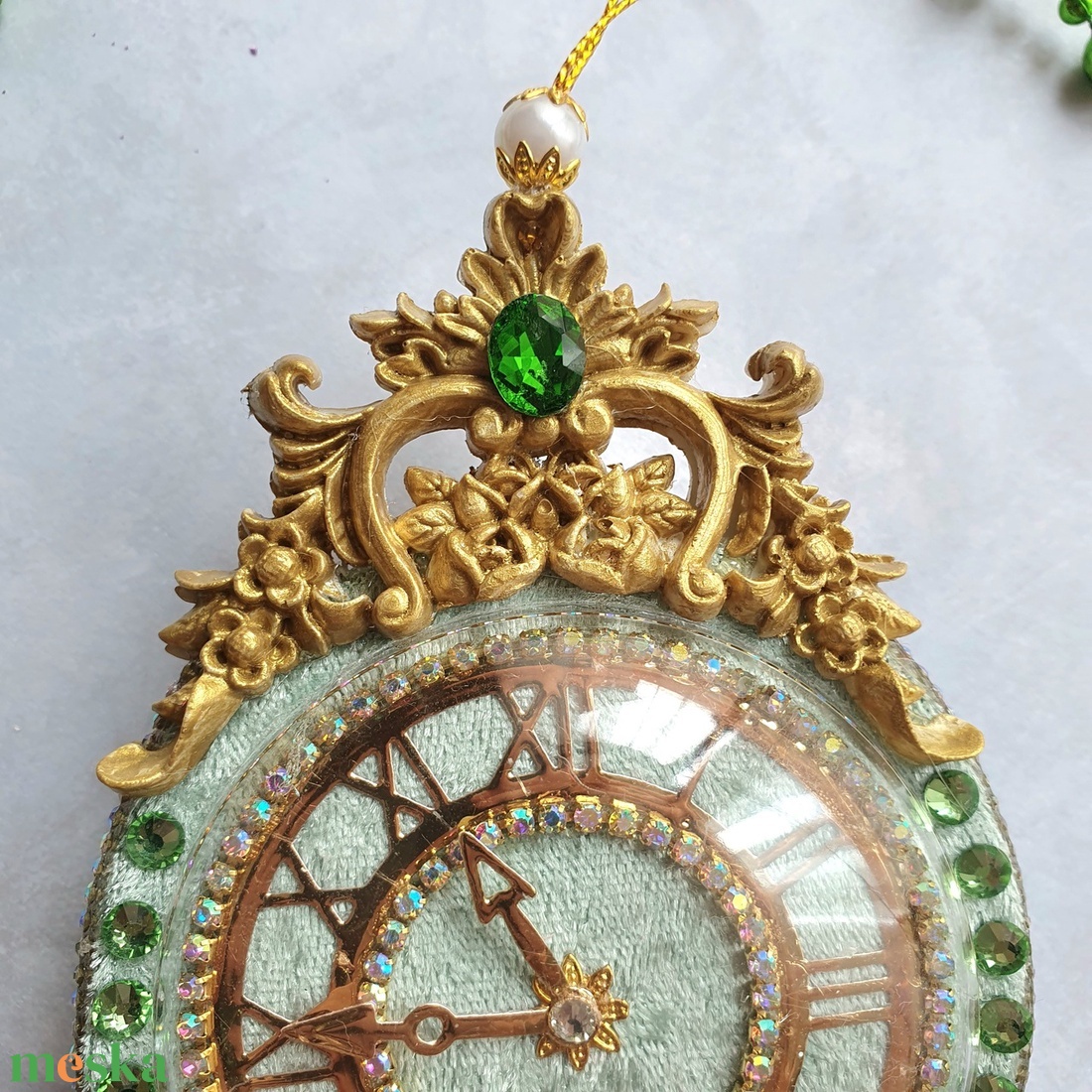 Kézzel készített menta zöld bársony karácsonyi óra 8 cm vintage, barokk stílusú, limitált kiadású karácsonyfadísz - karácsony - karácsonyi lakásdekoráció - karácsonyfadíszek - Meska.hu Kézzel készített menta zöld bársony karácsonyi óra 8 cm vintage, barokk stílusú, limitált kiadású karácsonyfadísz - karácsony - karácsonyi lakásdekoráció - karácsonyfadíszek - Meska.hu