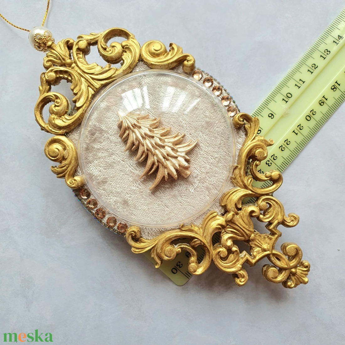 Kézzel Készített Bézs Bársony Óradísz 8 cm Elegáns, Finom Vintage Karácsonyi Dekoráció a Fényes Ünnepekre - karácsony - karácsonyi lakásdekoráció - karácsonyfadíszek - Meska.hu Kézzel Készített Bézs Bársony Óradísz 8 cm Elegáns, Finom Vintage Karácsonyi Dekoráció a Fényes Ünnepekre - karácsony - karácsonyi lakásdekoráció - karácsonyfadíszek - Meska.hu