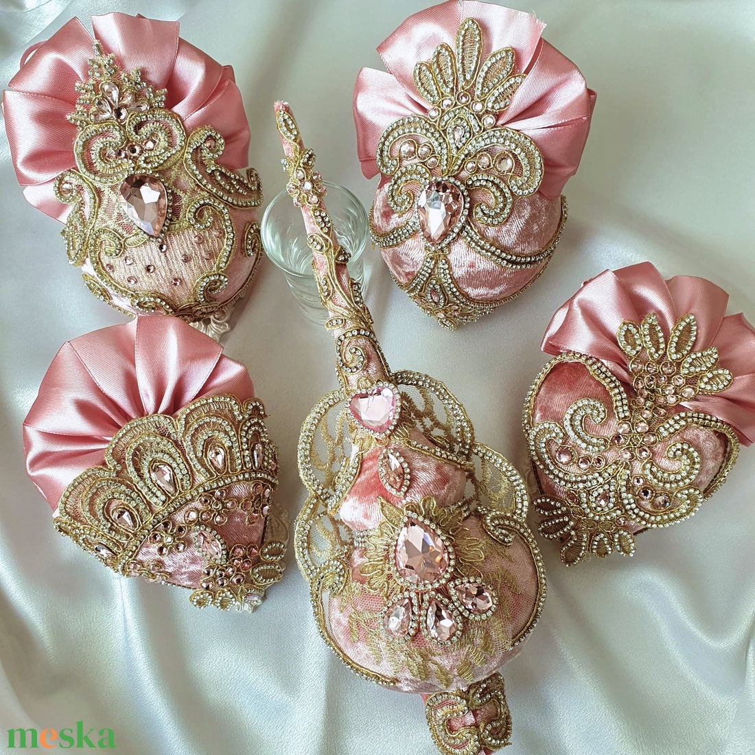 Rózsaszín karácsonyi szett � 4 kézzel készült díszgömb és 1 csúcsdísz, bársony, strasszos, elegáns Xmas dekoráció - karácsony - karácsonyi lakásdekoráció - karácsonyfadíszek - Meska.hu