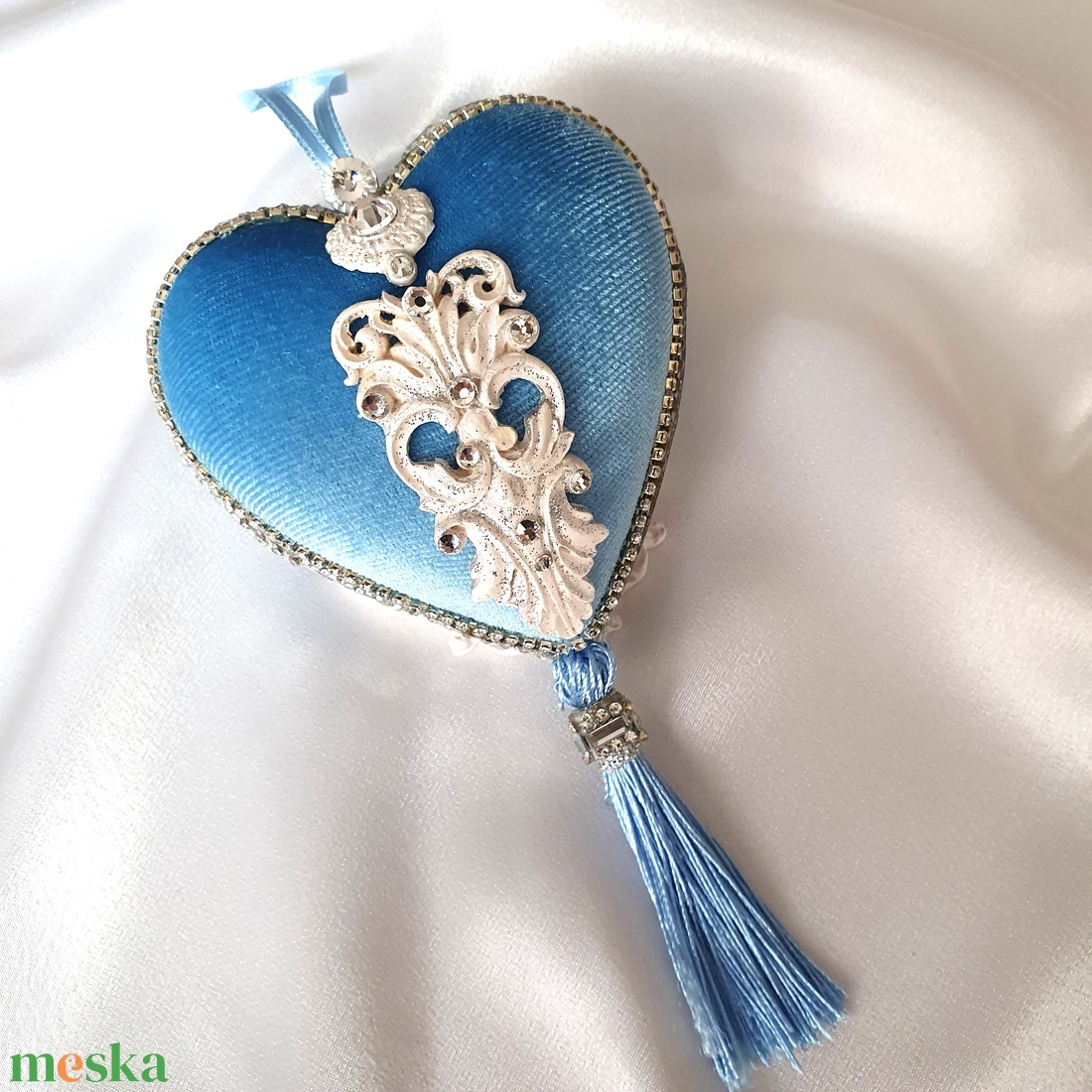 4 db kézzel készített világoskék bársony karácsonyfadísz szett � gömb, szív, medál, csepp strasszokkal ajándékdobozban - karácsony - karácsonyi lakásdekoráció - karácsonyfadíszek - Meska.hu