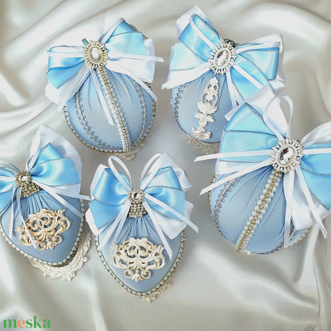 Kézzel készített világoskék selyem karácsonyfadísz szett  5 elegáns dísz ajándékdobozban, karácsonyi dekoráció - karácsony - karácsonyi lakásdekoráció - karácsonyfadíszek - Meska.hu