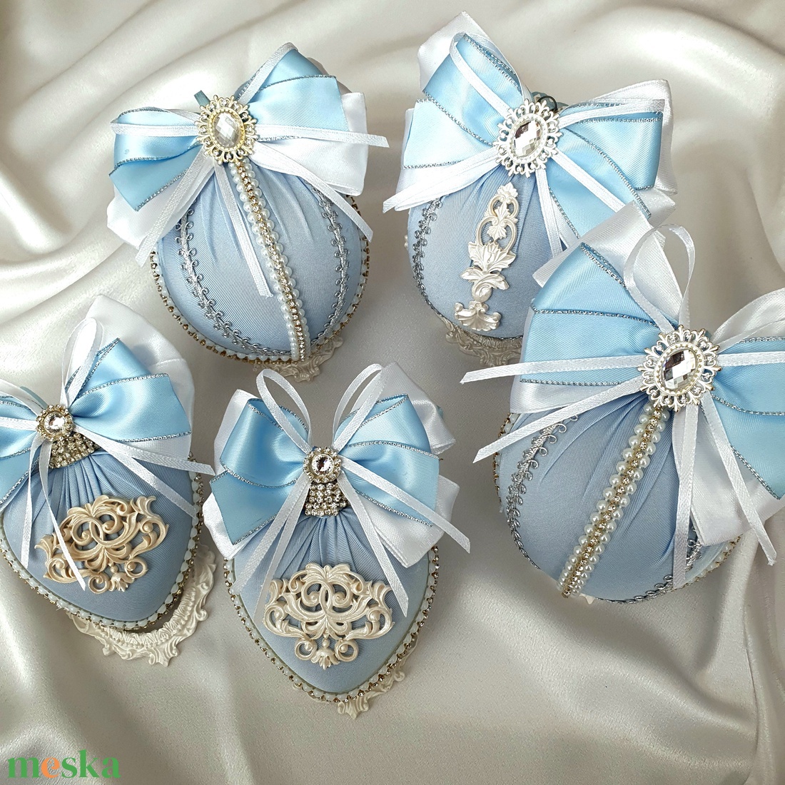 Kézzel készített világoskék selyem karácsonyfadísz szett � 5 elegáns dísz ajándékdobozban, karácsonyi dekoráció - karácsony - karácsonyi lakásdekoráció - karácsonyfadíszek - Meska.hu