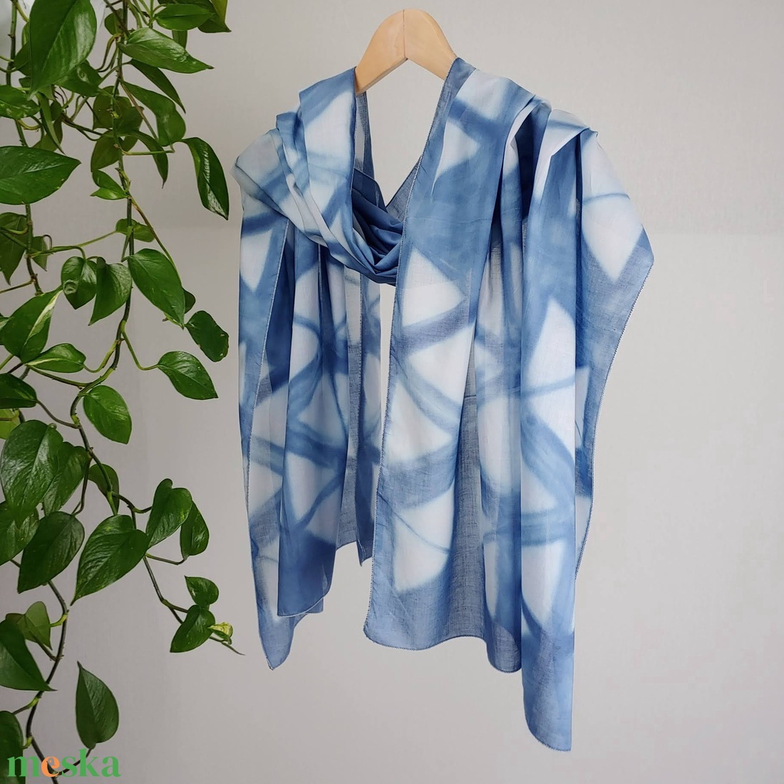 Kék batiszt stóla, vállkendő, háromszöges mintával - ruha & divat - sál, sapka, kendő - stóla - Meska.hu