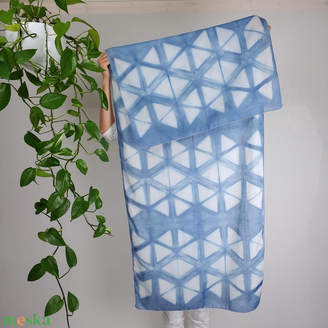 Kék batiszt stóla, vállkendő, háromszöges mintával - ruha & divat - sál, sapka, kendő - stóla - Meska.hu