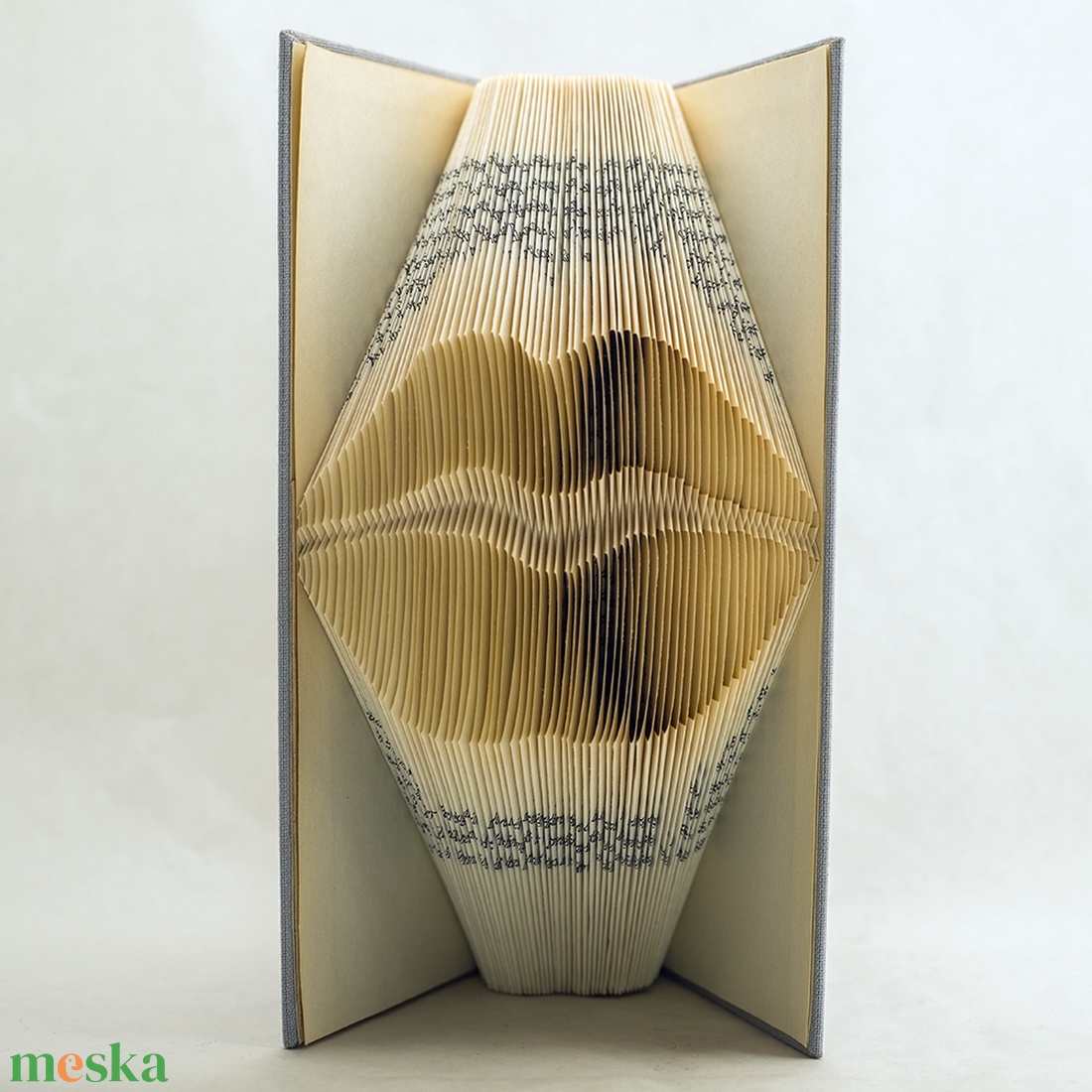 Száj alakú hajtogatott könyv origami - Csók - Szerelem - Lakodalomra - Nászajándék - feleség - férj - E180 - otthon & lakás - dekoráció - asztal és polc dekoráció - könyvszobor - Meska.hu
