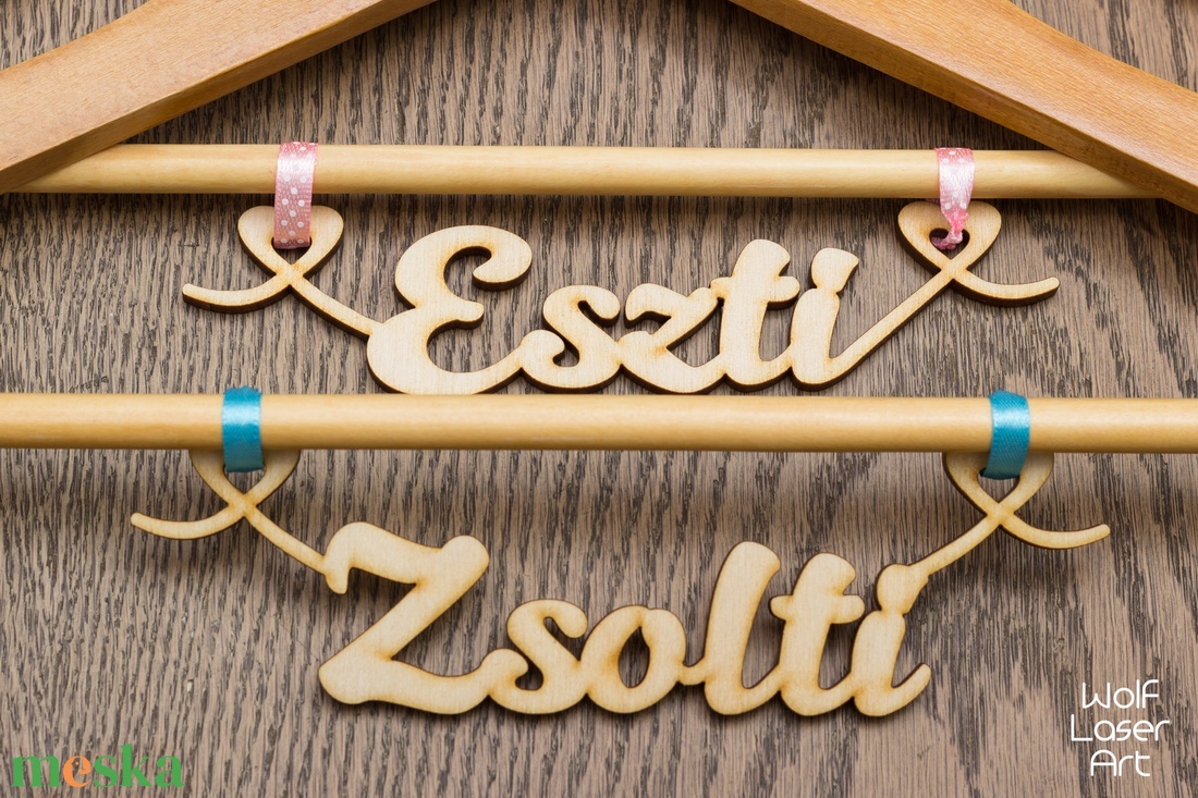 Vintage design esküvői vállfa, feliratos vállfa, gravírozott vállfa, névreszóló ajándék, koszorúslány ajándék - esküvő - ruha - vállfa - Meska.hu Vintage design esküvői vállfa, feliratos vállfa, gravírozott vállfa, névreszóló ajándék, koszorúslány ajándék - esküvő - ruha - vállfa - Meska.hu