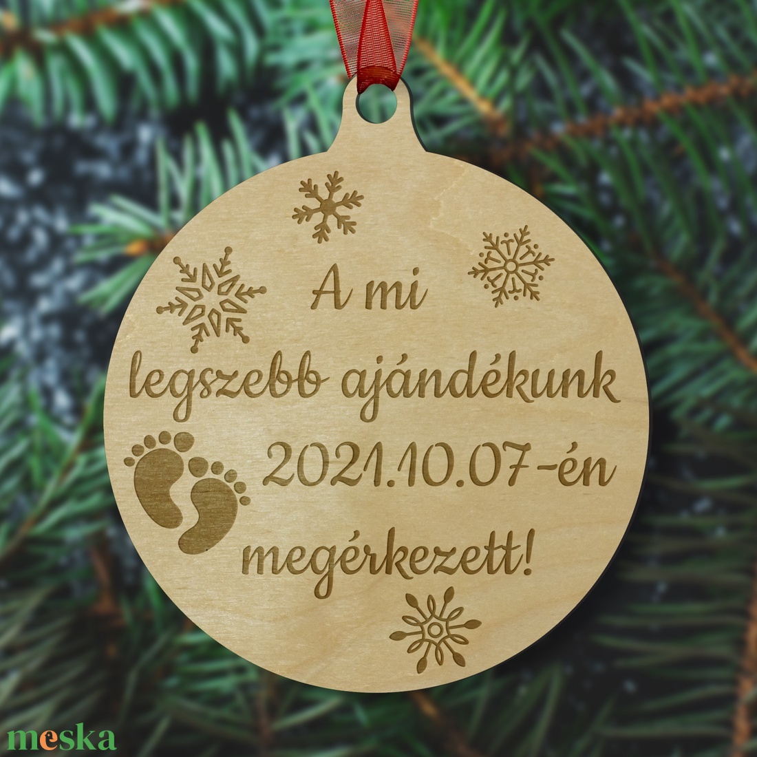 Újszülőtt első karácsonya neves karácsonyfadísz, gravírozott egyedi dekoráció hópihe mintával fából - karácsony - karácsonyi lakásdekoráció - karácsonyfadíszek - Meska.hu