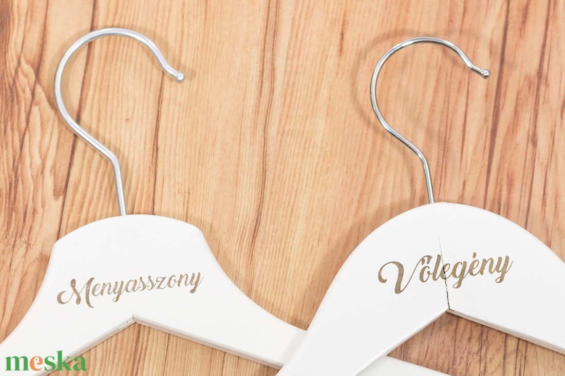 Menyasszony - Vőlegény vállfa esküvőre, Gravírozott feliratos fehér fa vállfa - esküvő - ruha - vállfa - Meska.hu Menyasszony - Vőlegény vállfa esküvőre, Gravírozott feliratos fehér fa vállfa - esküvő - ruha - vállfa - Meska.hu