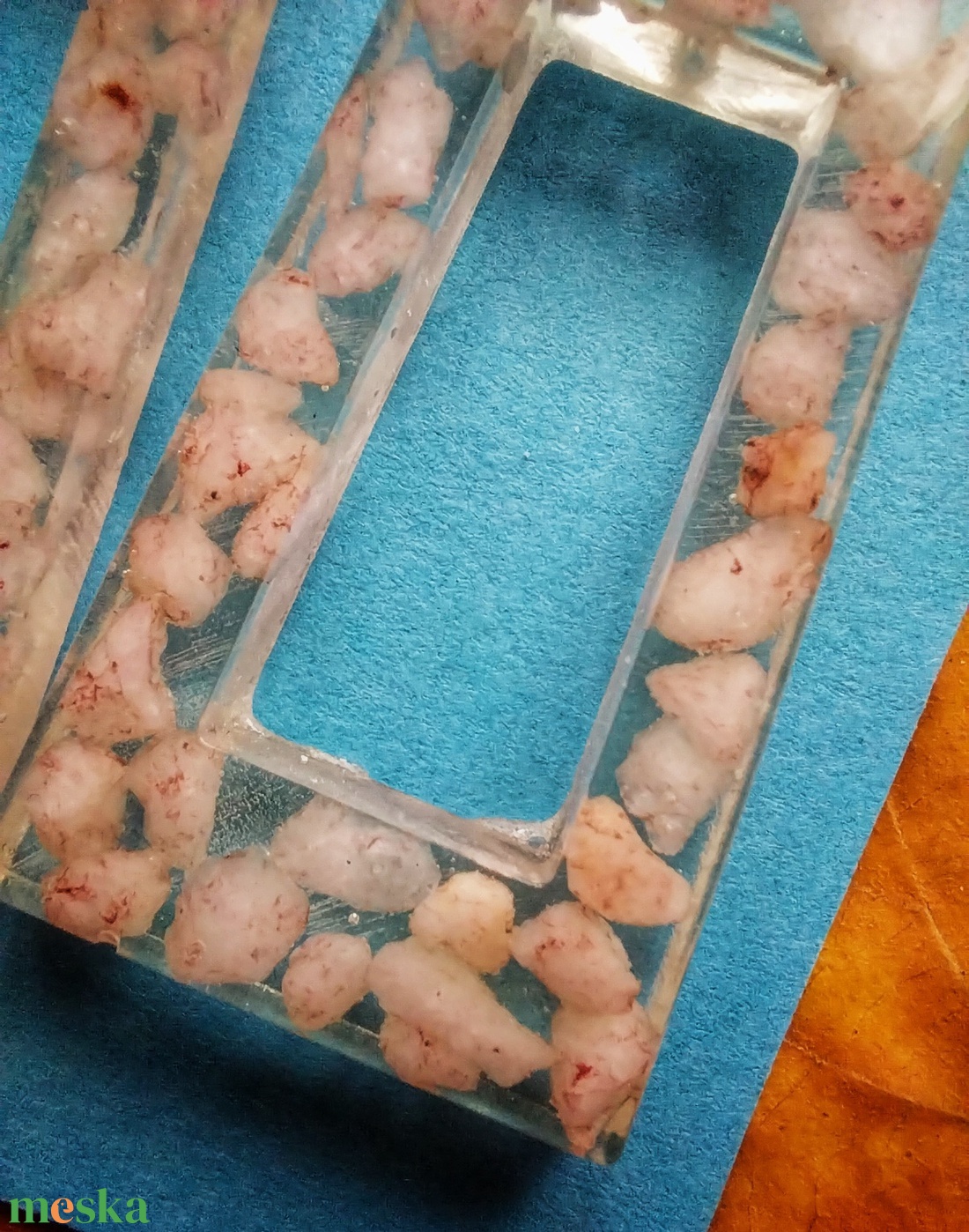 Rózsaszín kavicsos műgyanta fülbevaló - ékszer - fülbevaló - lógó fülbevaló - Meska.hu