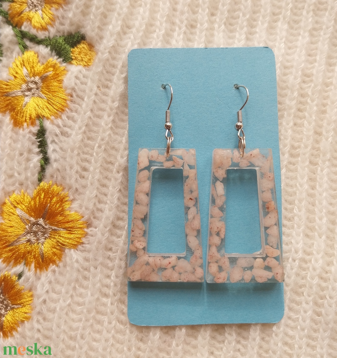 Rózsaszín kavicsos műgyanta fülbevaló - ékszer - fülbevaló - lógó fülbevaló - Meska.hu