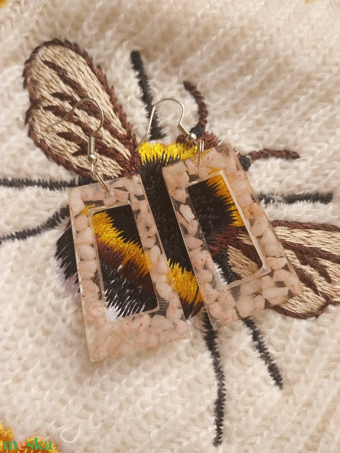 Rózsaszín kavicsos műgyanta fülbevaló - ékszer - fülbevaló - lógó fülbevaló - Meska.hu