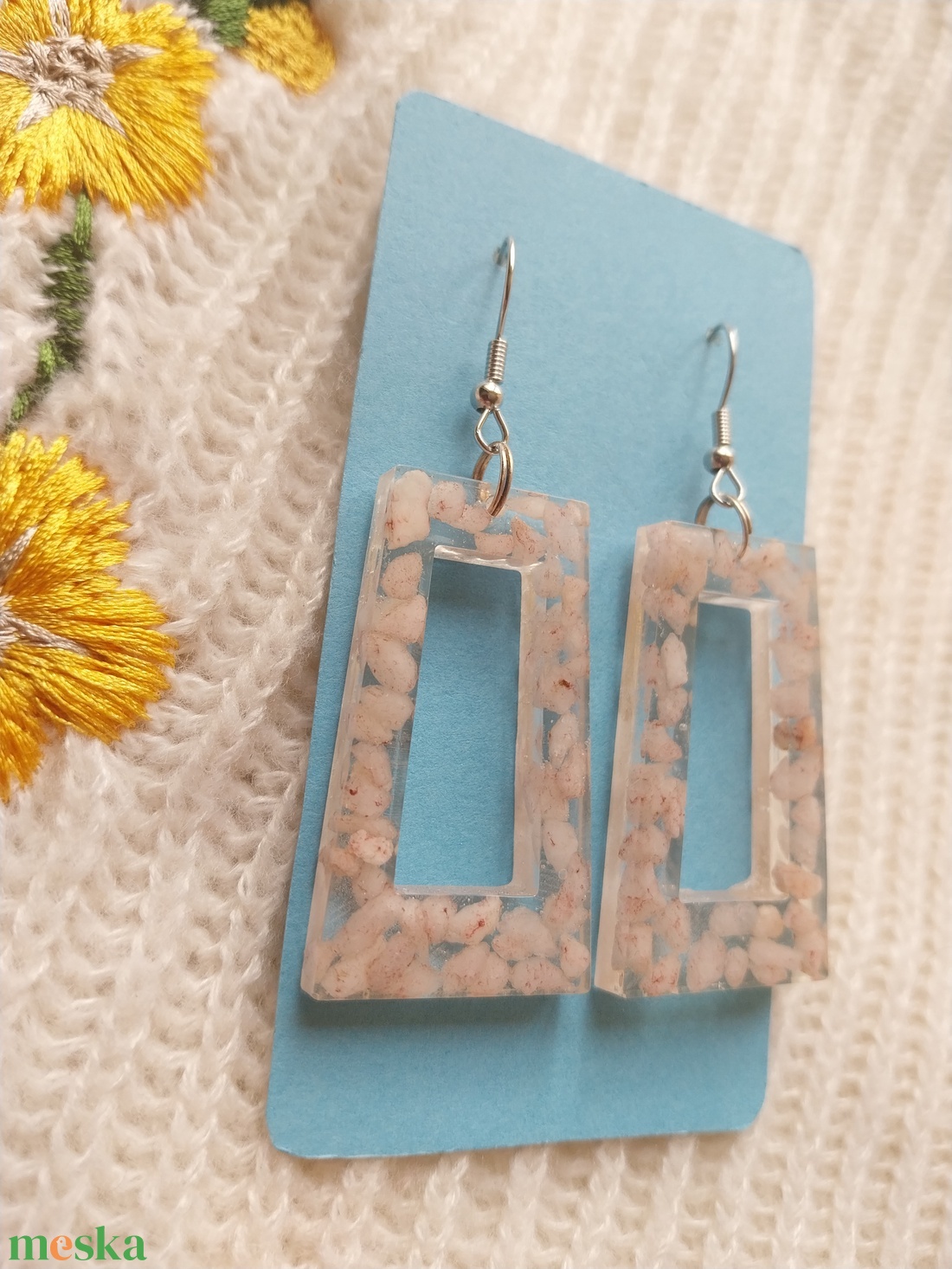 Rózsaszín kavicsos műgyanta fülbevaló - ékszer - fülbevaló - lógó fülbevaló - Meska.hu