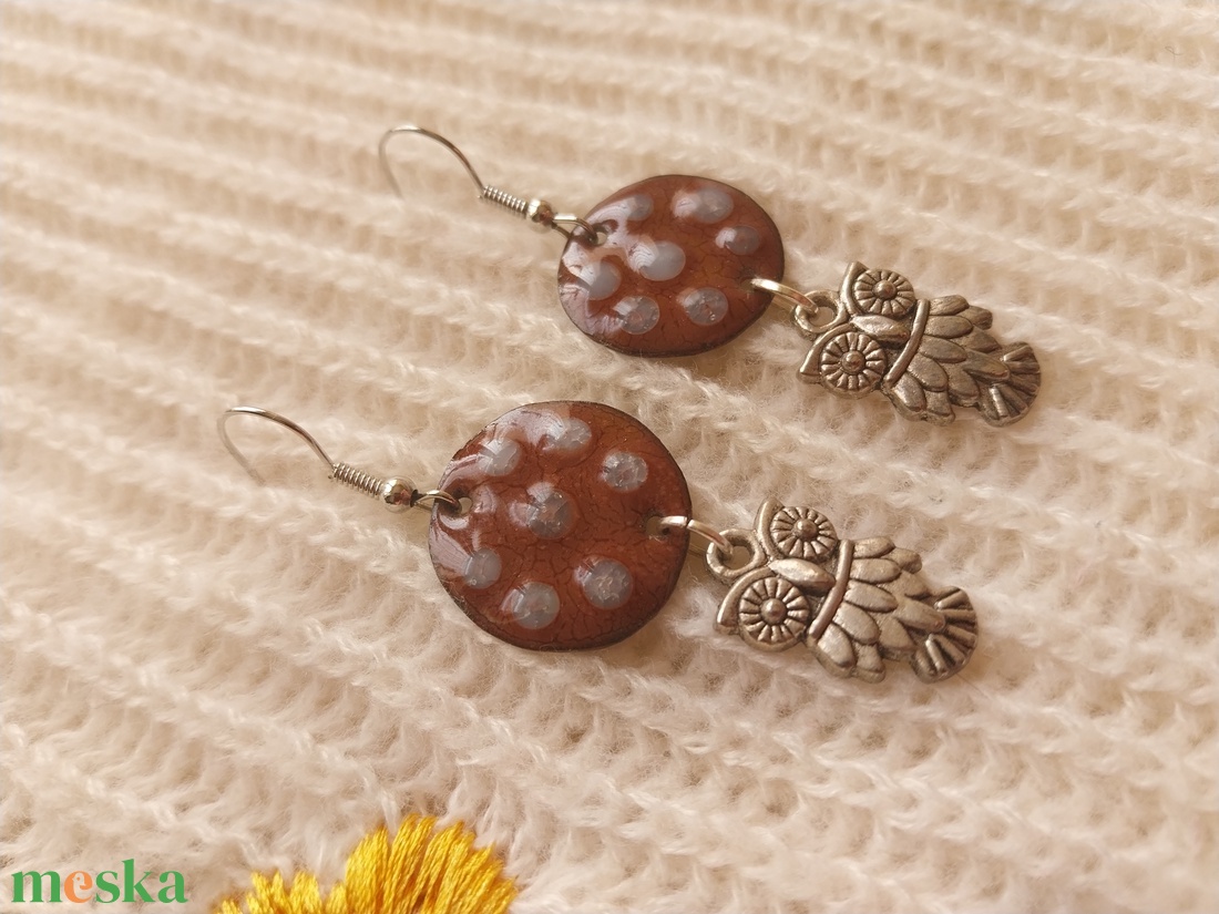 Barna baglyos tűzzománc fülbevaló - ékszer - fülbevaló - lógó fülbevaló - Meska.hu