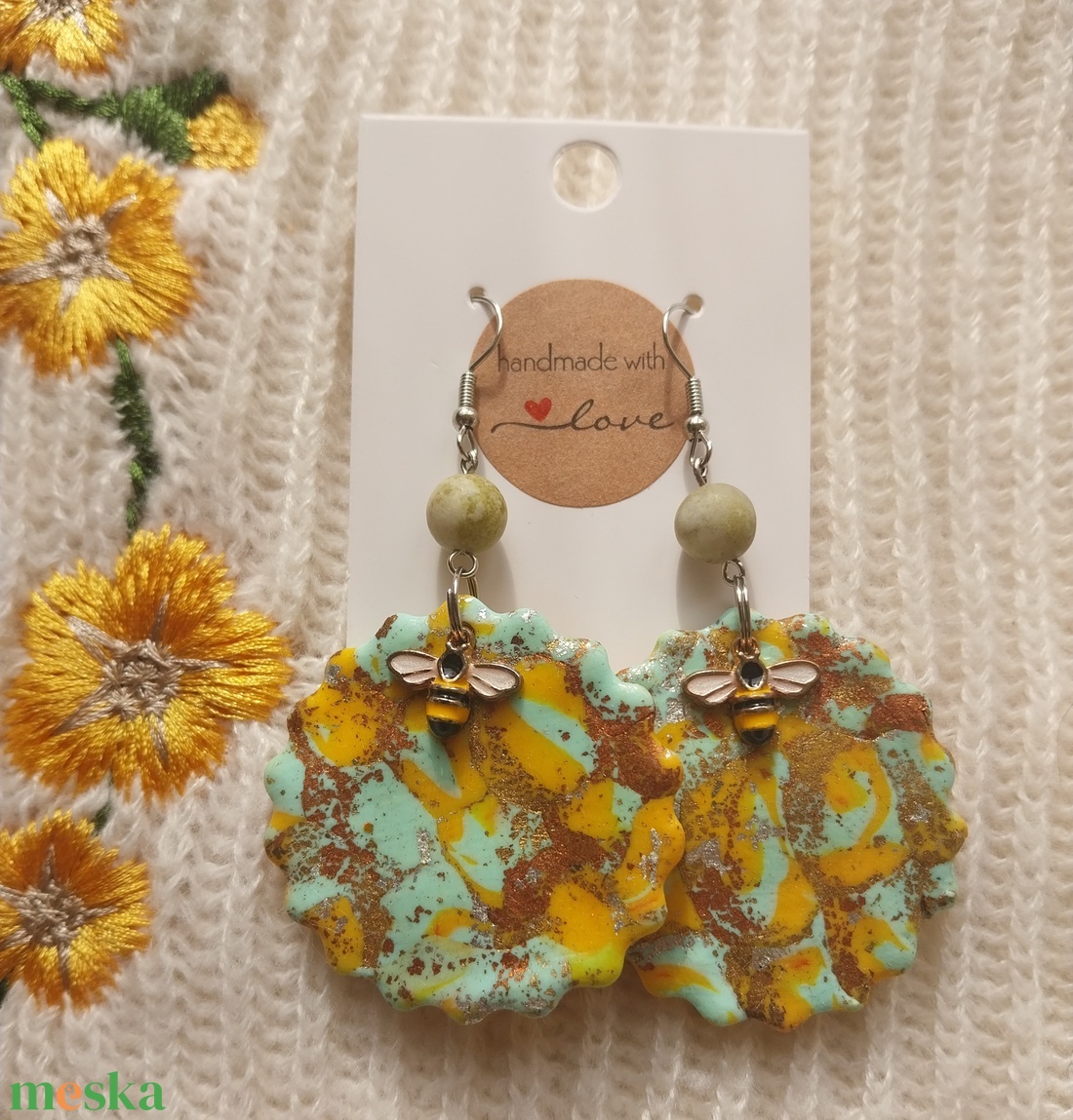 Nagy Méhecskés Gyurma Fülbevaló - ékszer - fülbevaló - lógós kerek fülbevaló - Meska.hu