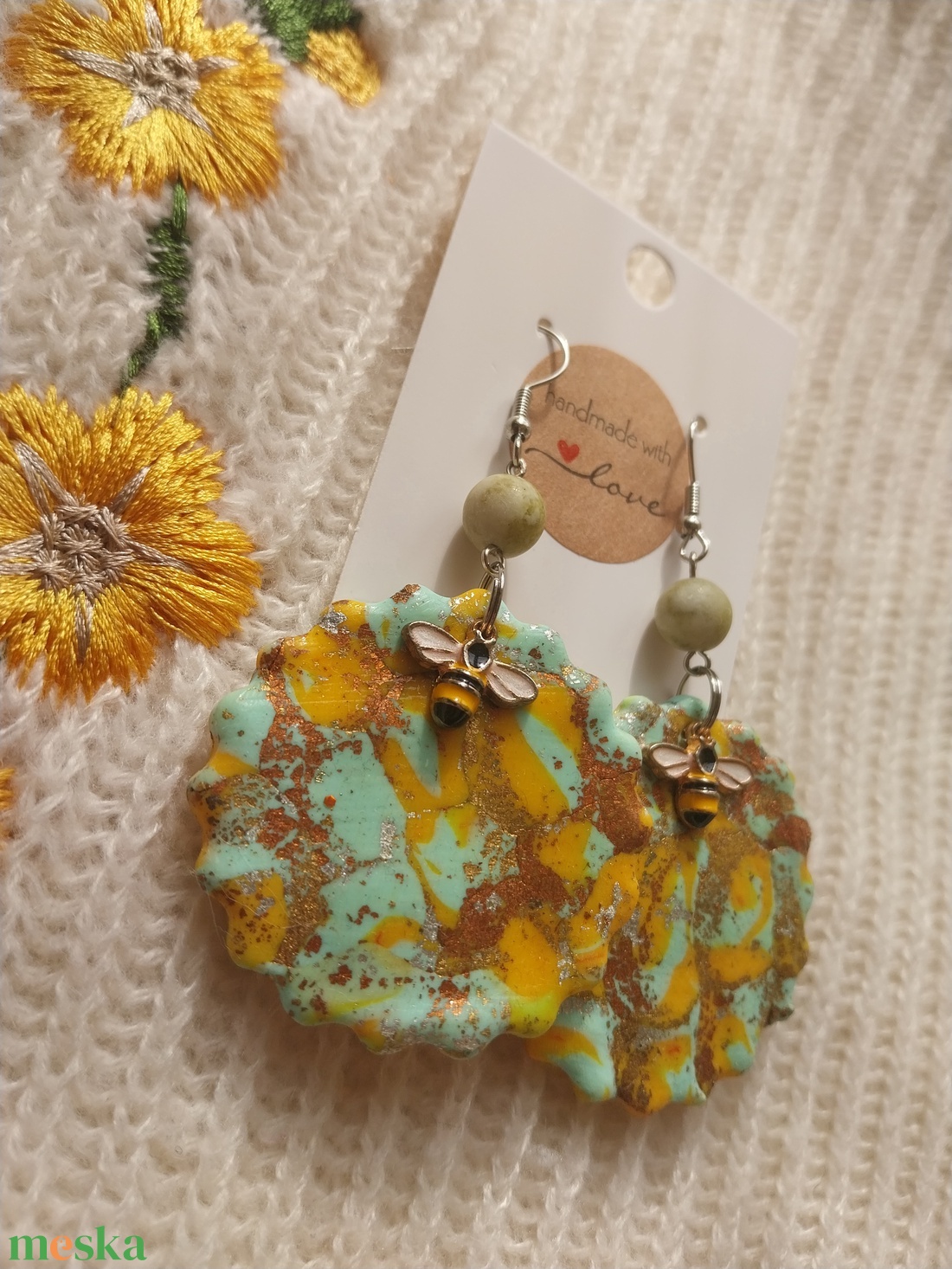 Nagy Méhecskés Gyurma Fülbevaló - ékszer - fülbevaló - lógós kerek fülbevaló - Meska.hu