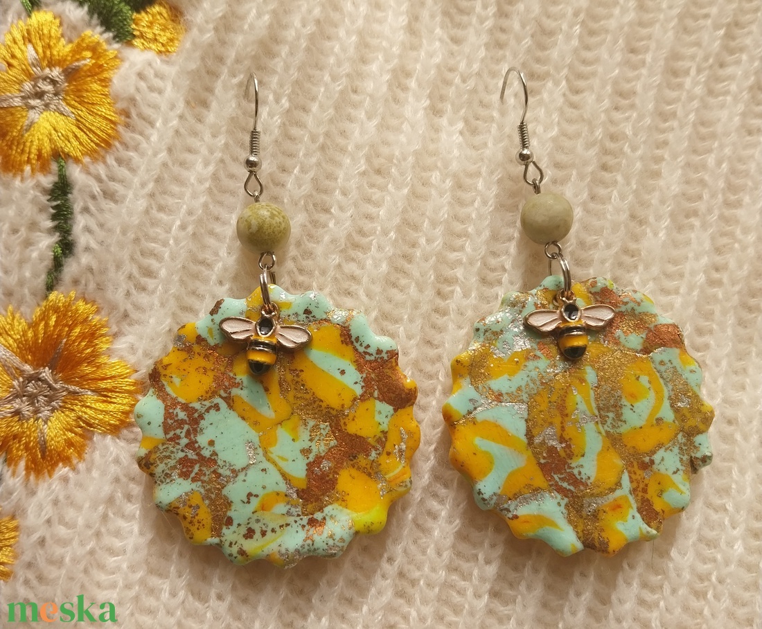 Nagy Méhecskés Gyurma Fülbevaló - ékszer - fülbevaló - lógós kerek fülbevaló - Meska.hu