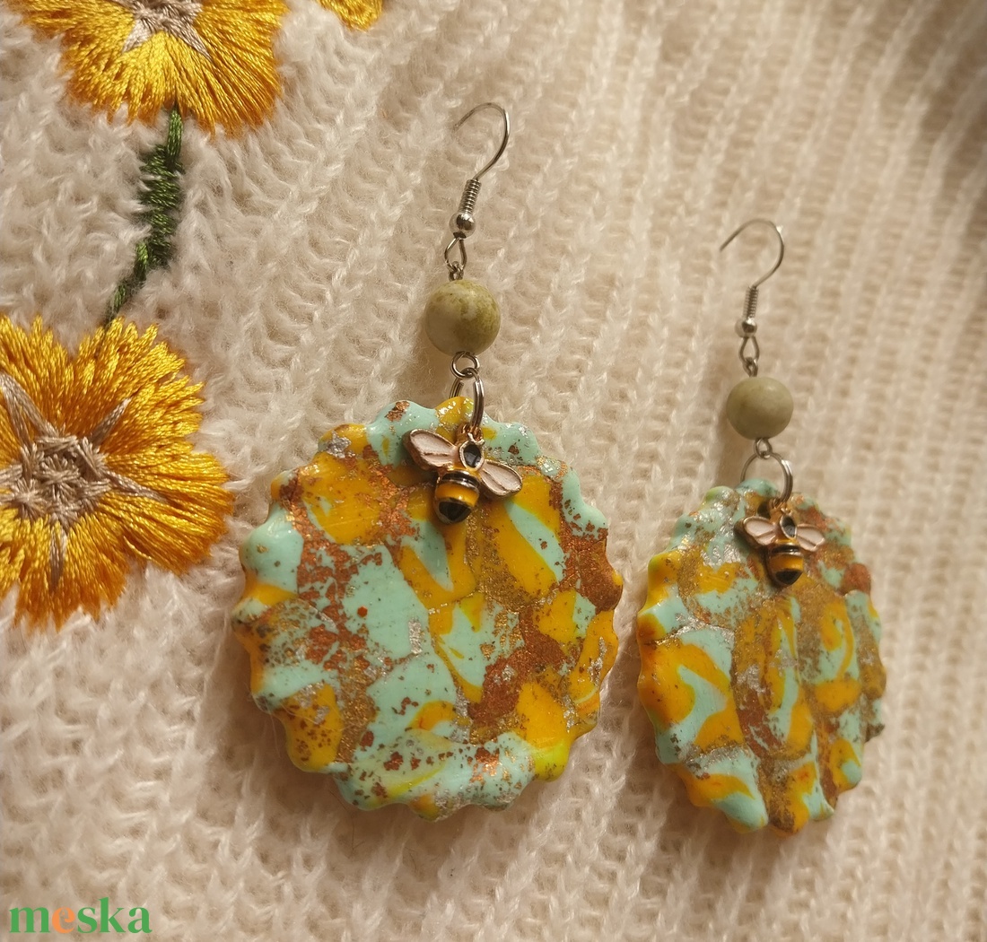 Nagy Méhecskés Gyurma Fülbevaló - ékszer - fülbevaló - lógós kerek fülbevaló - Meska.hu