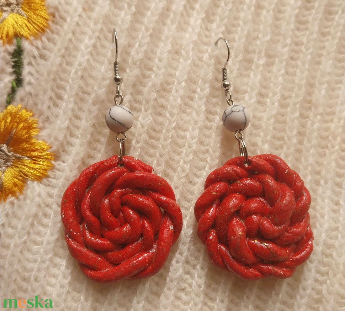 Kerek piros gyurma fülbevaló - ékszer - fülbevaló - lógós kerek fülbevaló - Meska.hu