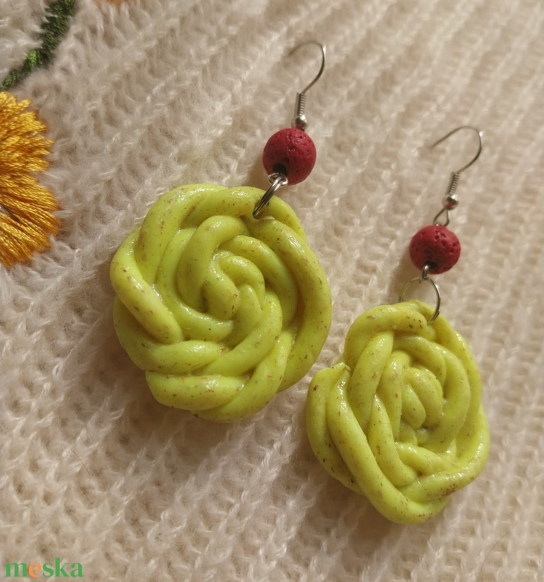 Világos Csigavonalas Gyurma Fülbevaló - ékszer - fülbevaló - lógós kerek fülbevaló - Meska.hu