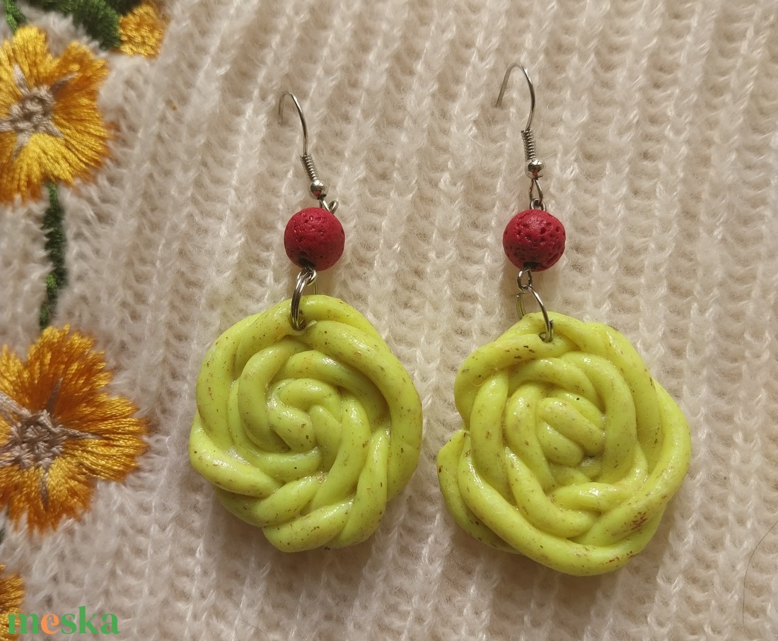 Világos Csigavonalas Gyurma Fülbevaló - ékszer - fülbevaló - lógós kerek fülbevaló - Meska.hu