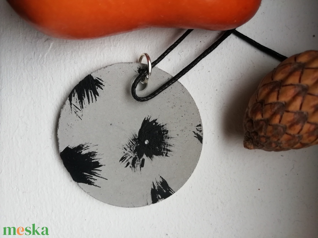 Fekete mintás beton nyaklánc-KIFUTÓ TERMÉK - ékszer - nyaklánc - medálos nyaklánc - Meska.hu