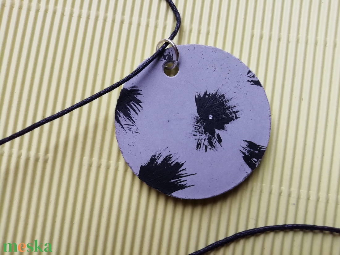 Fekete mintás beton nyaklánc-KIFUTÓ TERMÉK - ékszer - nyaklánc - medálos nyaklánc - Meska.hu