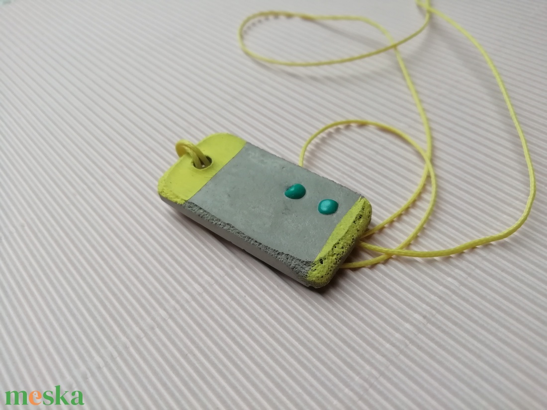 Sárga-türkiz színű beton nyaklánc-KIFUTÓ TERMÉK - ékszer - nyaklánc - medálos nyaklánc - Meska.hu