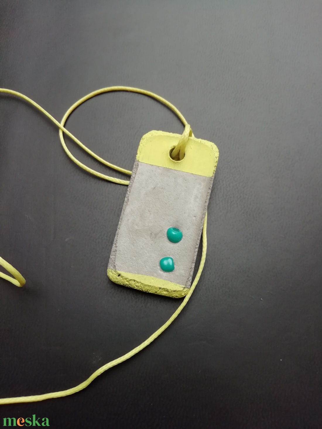 Sárga-türkiz színű beton nyaklánc-KIFUTÓ TERMÉK - ékszer - nyaklánc - medálos nyaklánc - Meska.hu