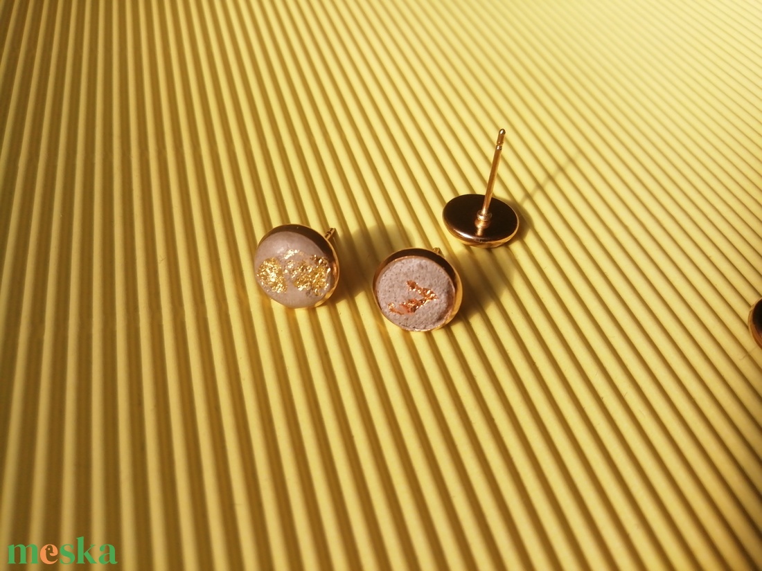 Arany mintázatú beton bedugós fülbevaló  - ékszer - fülbevaló - pötty fülbevaló - Meska.hu