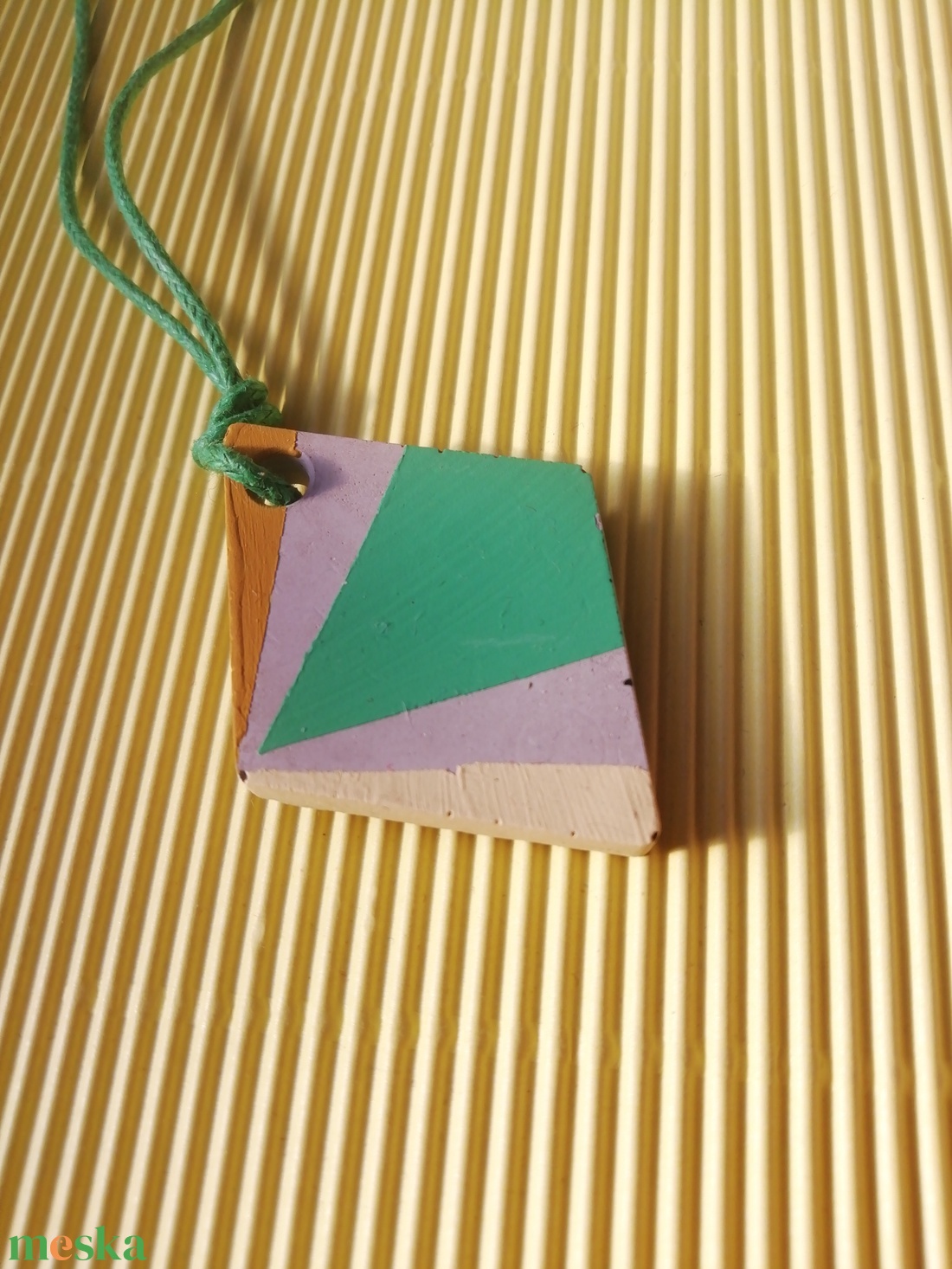 Trapéz alakú színes beton nyaklánc  - ékszer - nyaklánc - medálos nyaklánc - Meska.hu