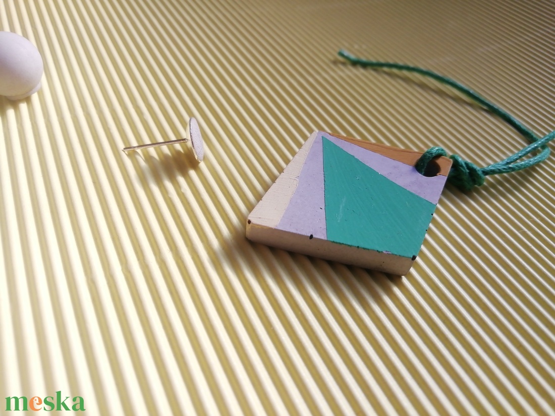 Trapéz alakú színes beton nyaklánc  - ékszer - nyaklánc - medálos nyaklánc - Meska.hu