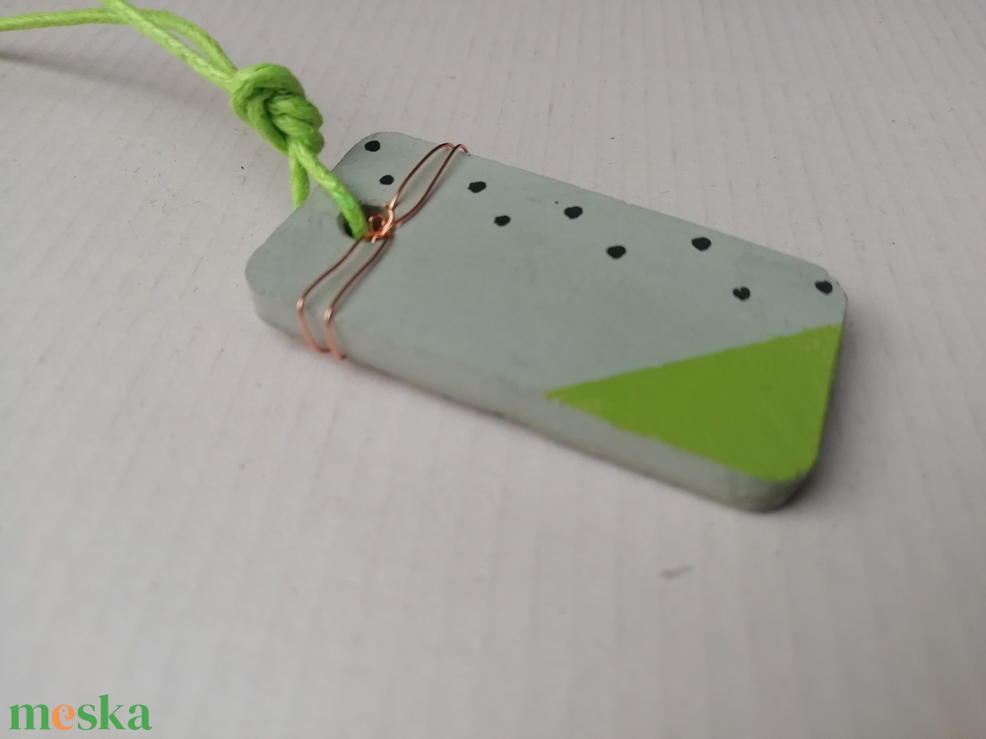 Zöld beton nyaklánc pöttyökkel-KIFUTÓ TERMÉK1 - ékszer - nyaklánc - medálos nyaklánc - Meska.hu