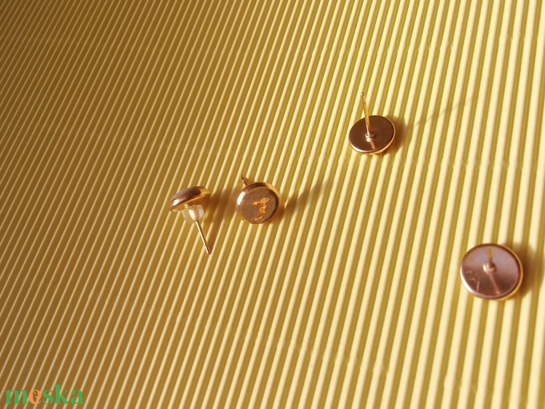 Arany mintázatú beton bedugós fülbevaló  - ékszer - fülbevaló - pötty fülbevaló - Meska.hu