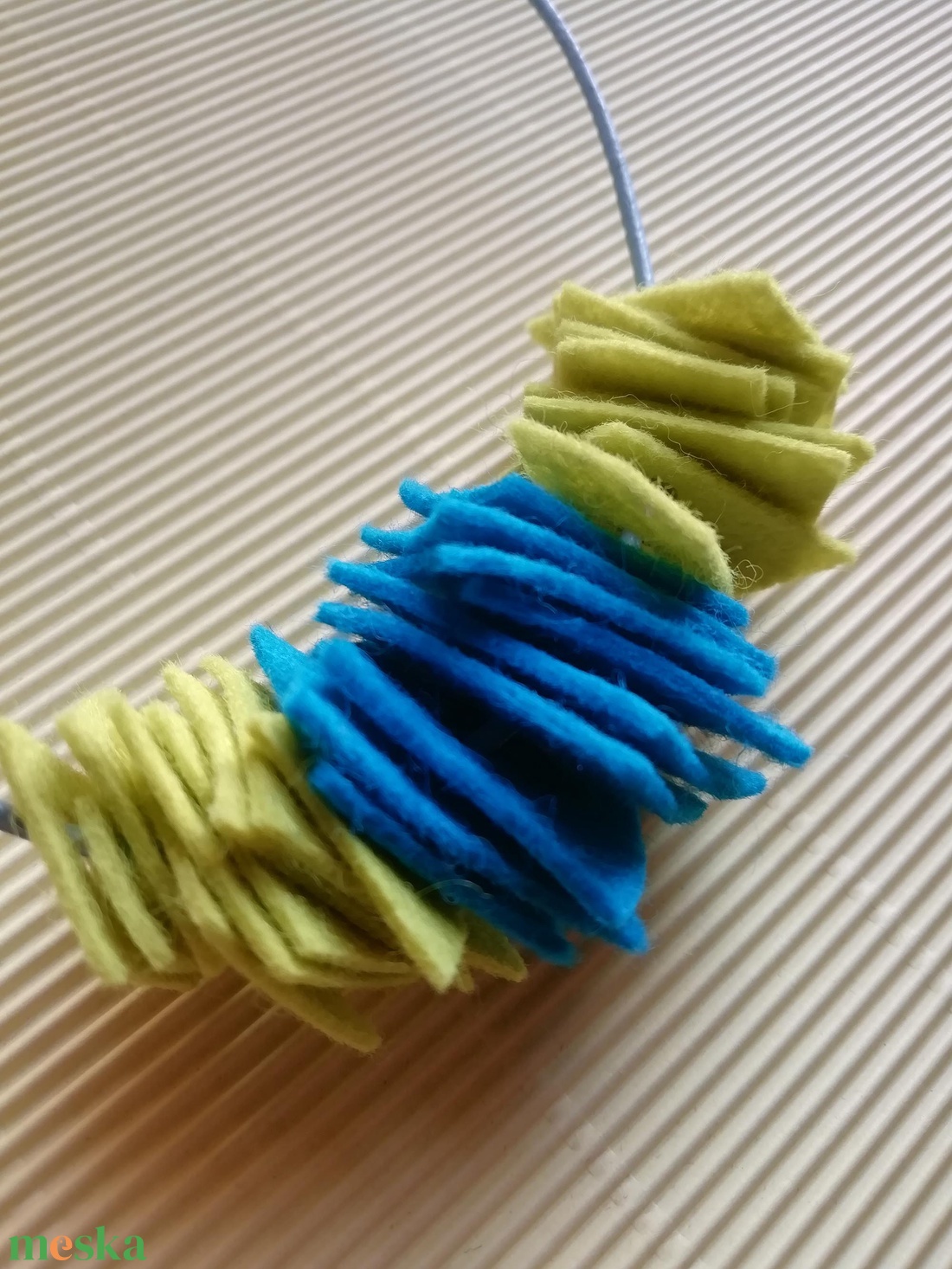 Színes kék mustársárga filc nyaklánc-KIFUTÓ TERMÉK - ékszer - nyaklánc - statement nyaklánc - Meska.hu