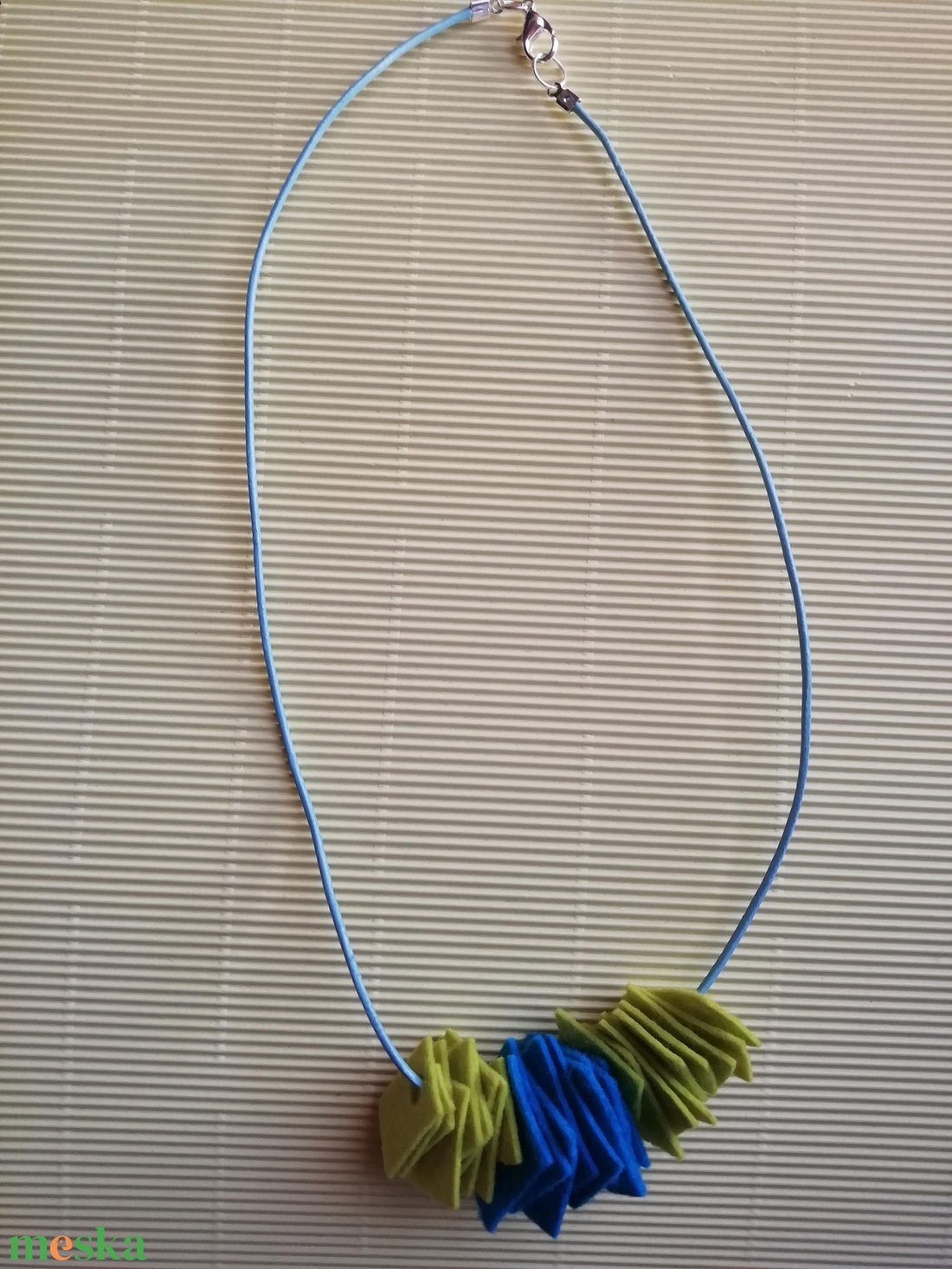 Színes kék mustársárga filc nyaklánc-KIFUTÓ TERMÉK - ékszer - nyaklánc - statement nyaklánc - Meska.hu