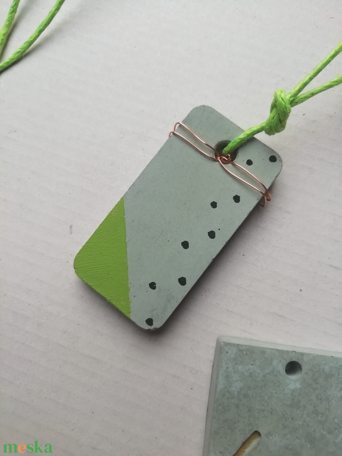 Zöld beton nyaklánc pöttyökkel-KIFUTÓ TERMÉK1 - ékszer - nyaklánc - medálos nyaklánc - Meska.hu