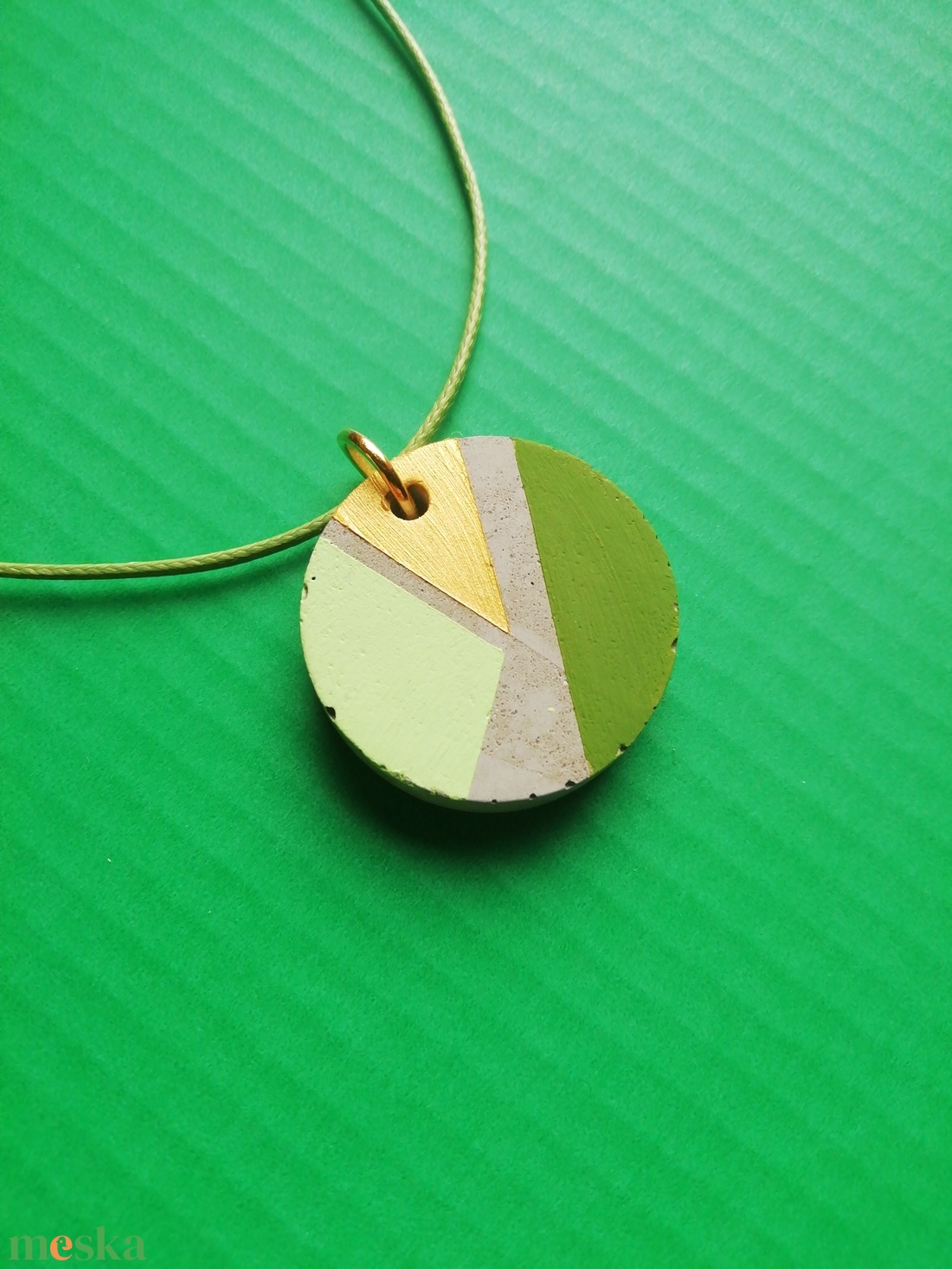 Zöld és arany kör alakú beton nyaklánc  - ékszer - nyaklánc - medálos nyaklánc - Meska.hu
