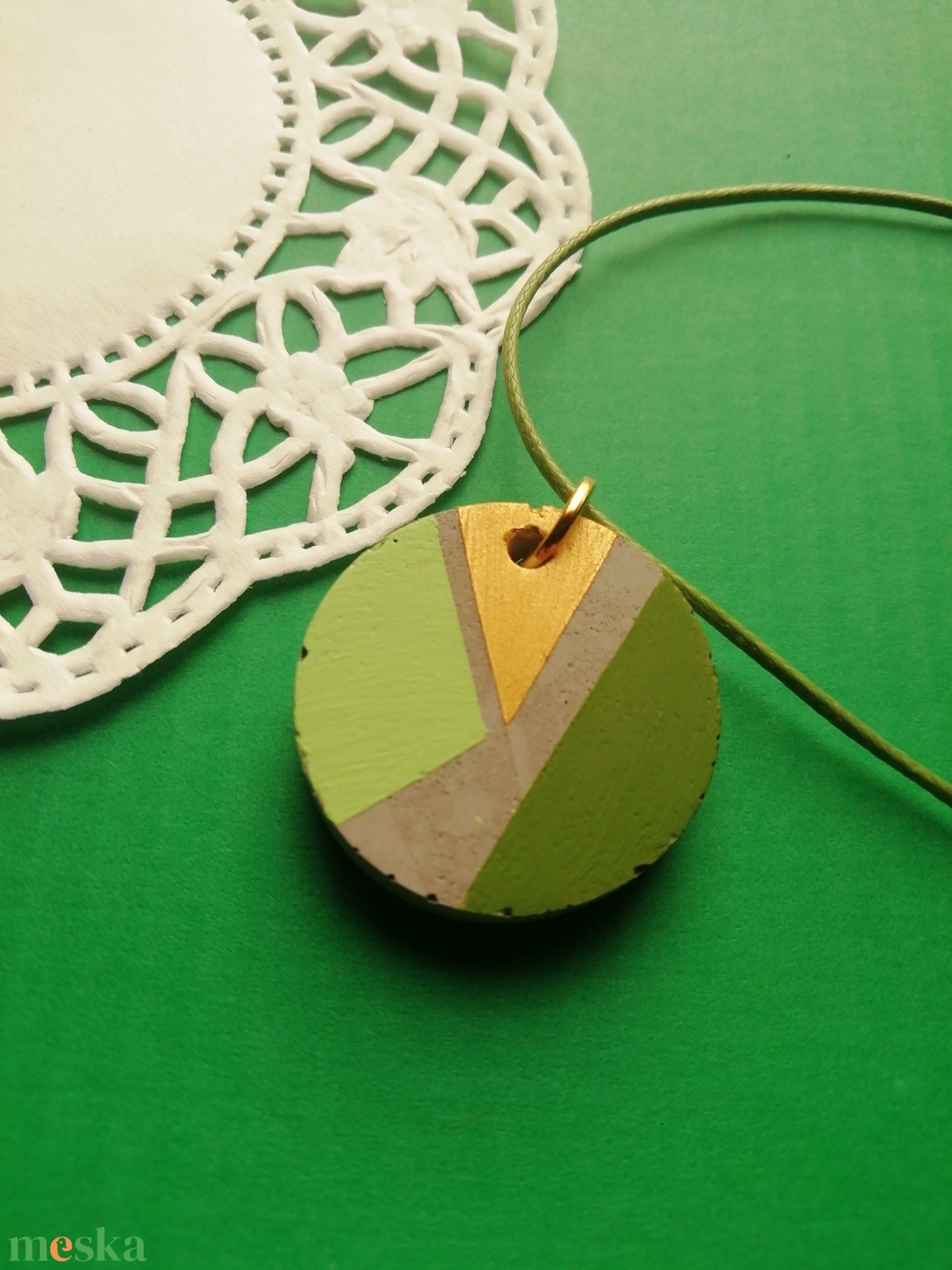 Zöld és arany kör alakú beton nyaklánc  - ékszer - nyaklánc - medálos nyaklánc - Meska.hu