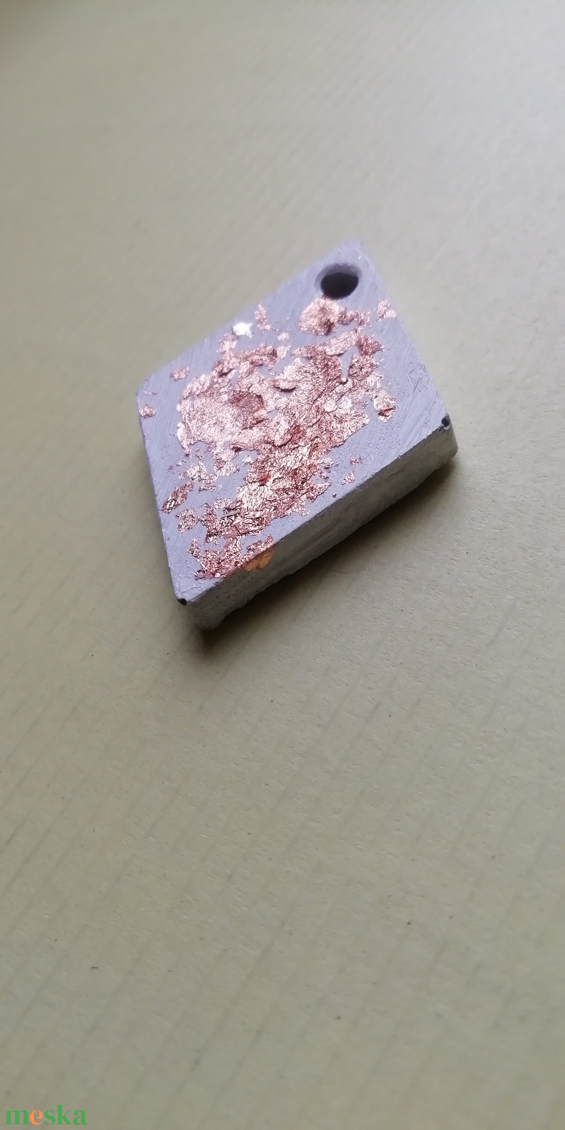 Fehér és réz színű beton trapéz medál nyaklánc - ékszer - nyaklánc - medálos nyaklánc - Meska.hu