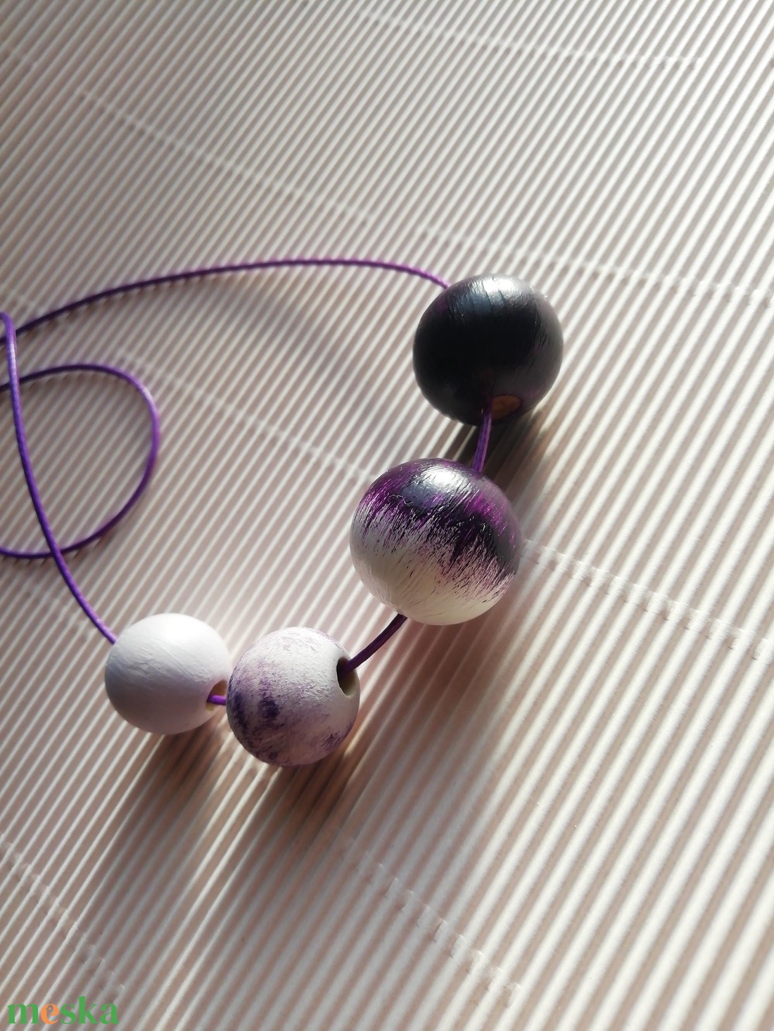 Fehér és lila fa nyaklánc-KIFUTÓ TERMÉK - ékszer - nyaklánc - bogyós nyaklánc - Meska.hu