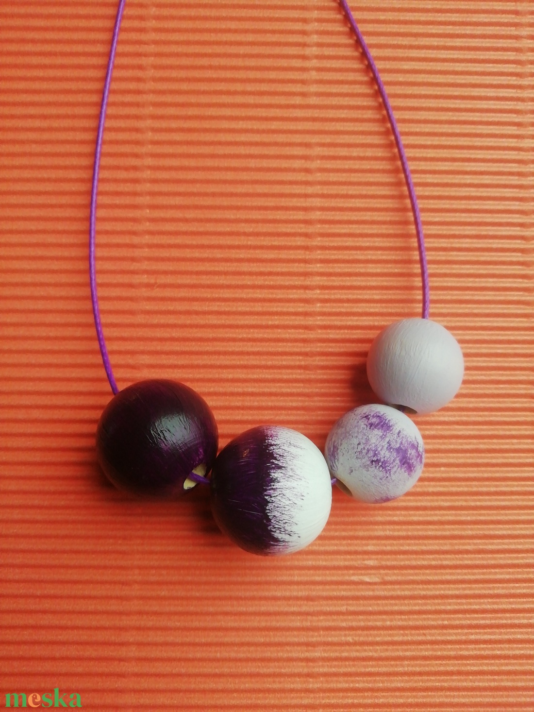 Fehér és lila fa nyaklánc-KIFUTÓ TERMÉK - ékszer - nyaklánc - bogyós nyaklánc - Meska.hu