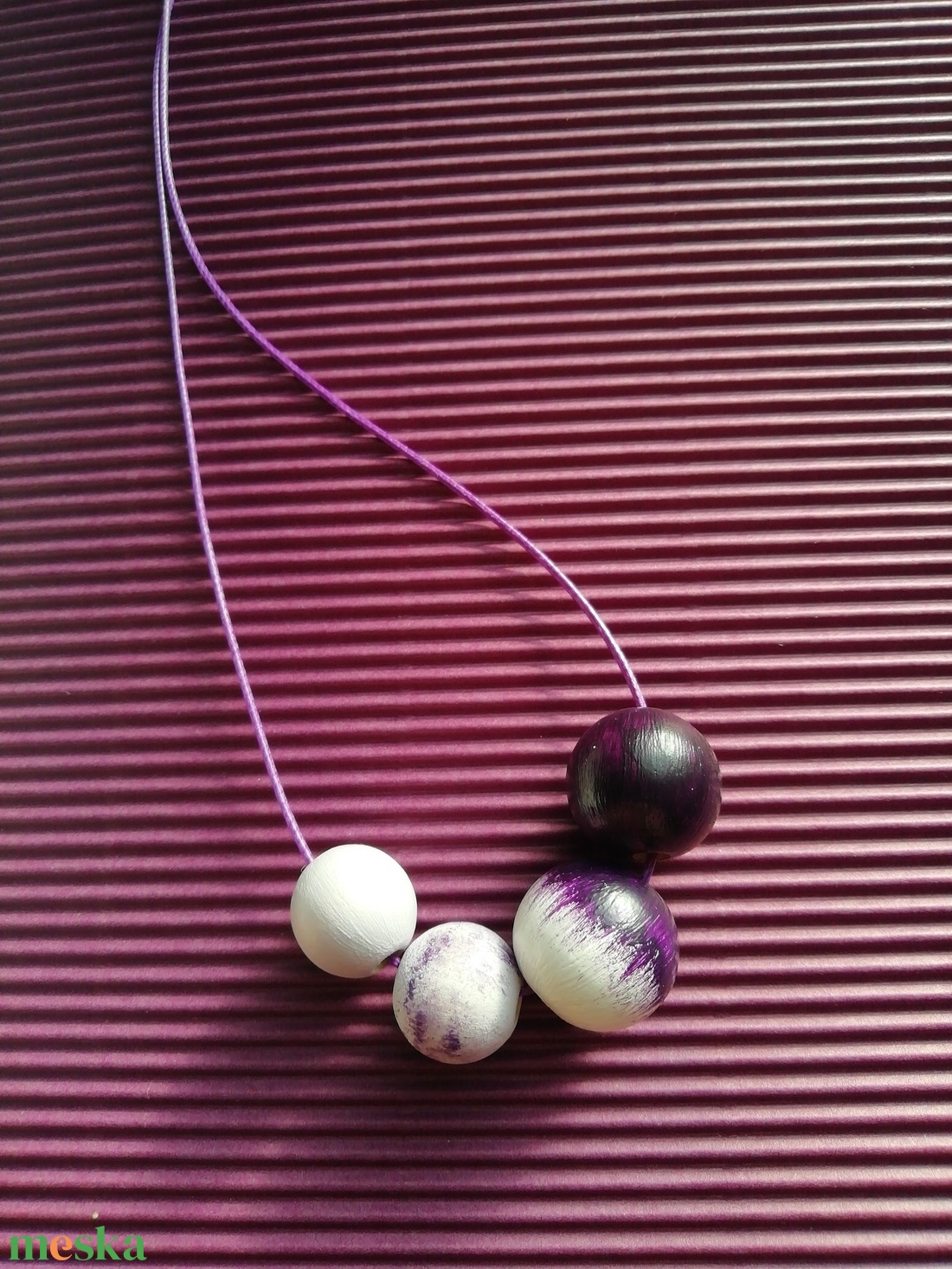 Fehér és lila fa nyaklánc-KIFUTÓ TERMÉK - ékszer - nyaklánc - bogyós nyaklánc - Meska.hu