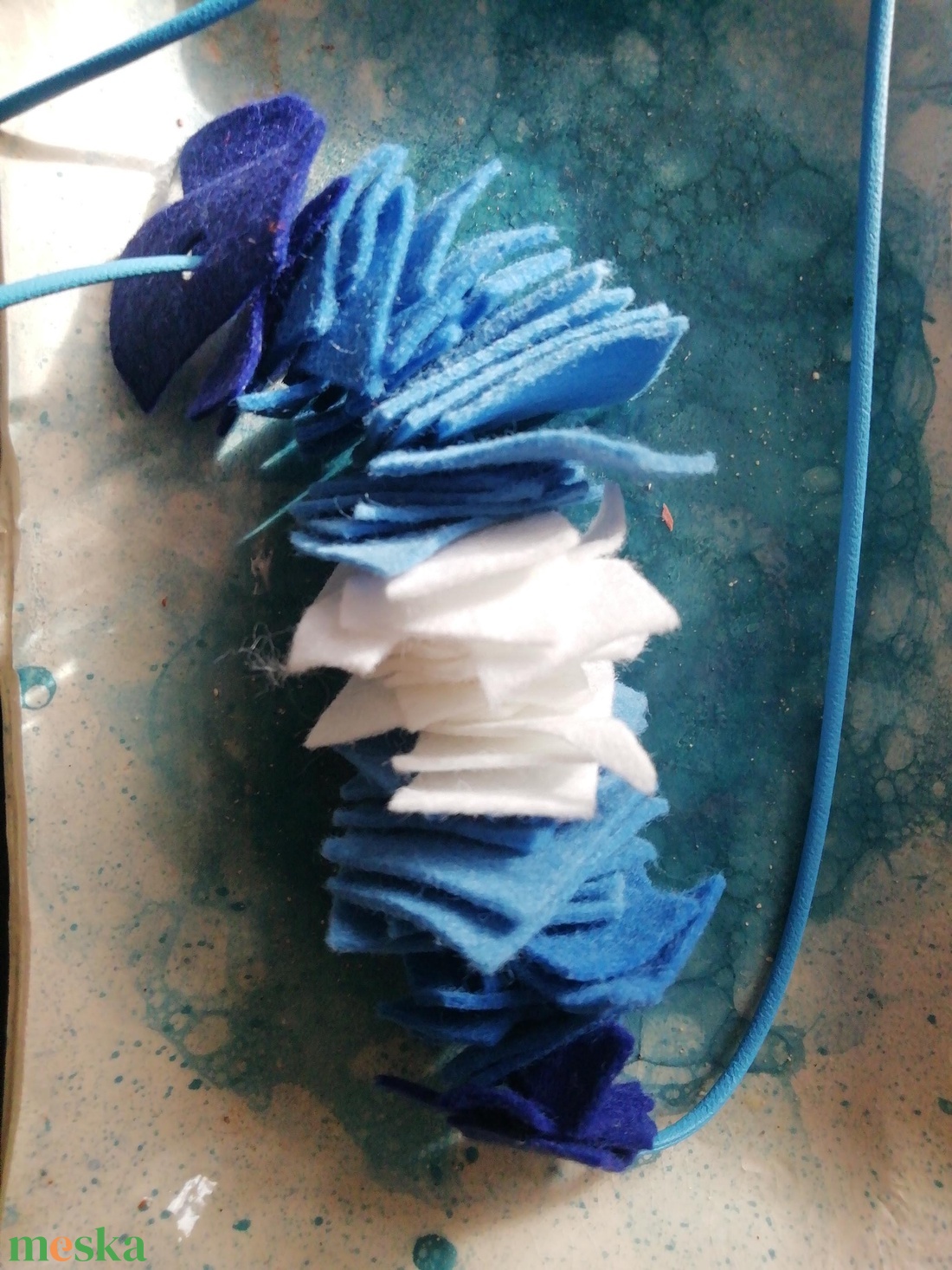 Kék filc statement nyaklánc  - ékszer - nyaklánc - statement nyaklánc - Meska.hu