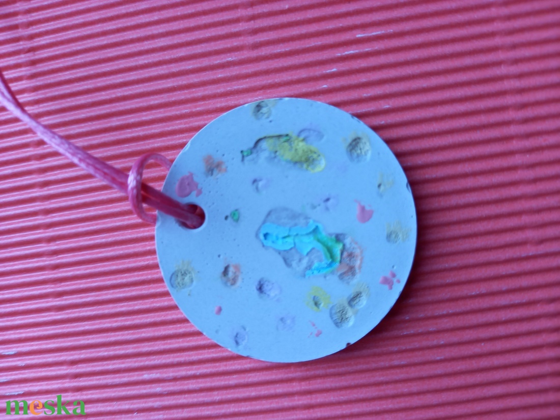 Pasztell mintás betonékszer kör alakú medál nyaklánc-KIFUTÓ TERMÉK - ékszer - nyaklánc - medálos nyaklánc - Meska.hu