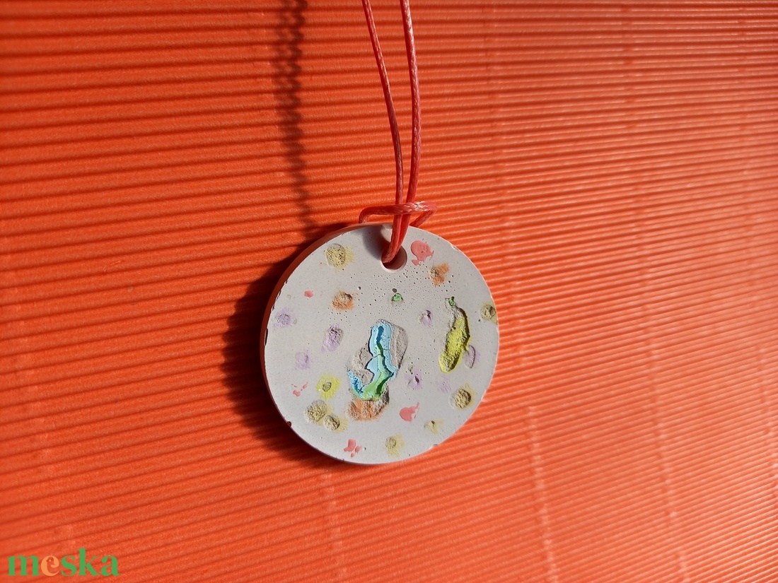 Pasztell mintás betonékszer kör alakú medál nyaklánc-KIFUTÓ TERMÉK - ékszer - nyaklánc - medálos nyaklánc - Meska.hu