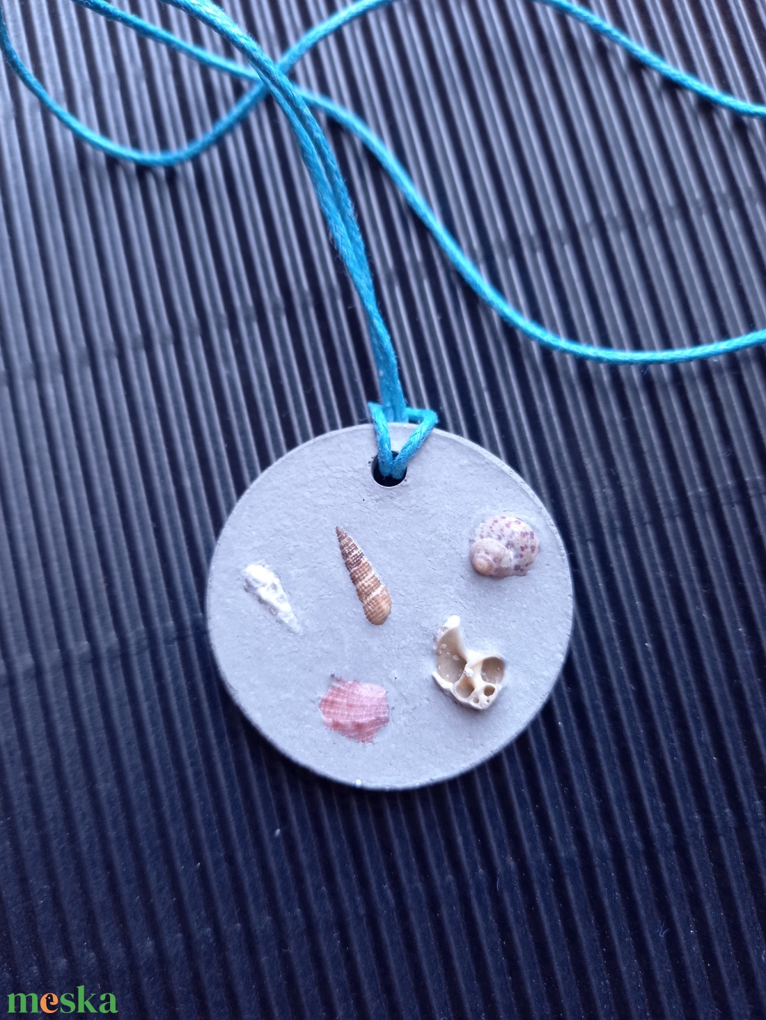 Tengeri kagylókkal betonékszer kör alakú medál nyaklánc - ékszer - nyaklánc - medálos nyaklánc - Meska.hu